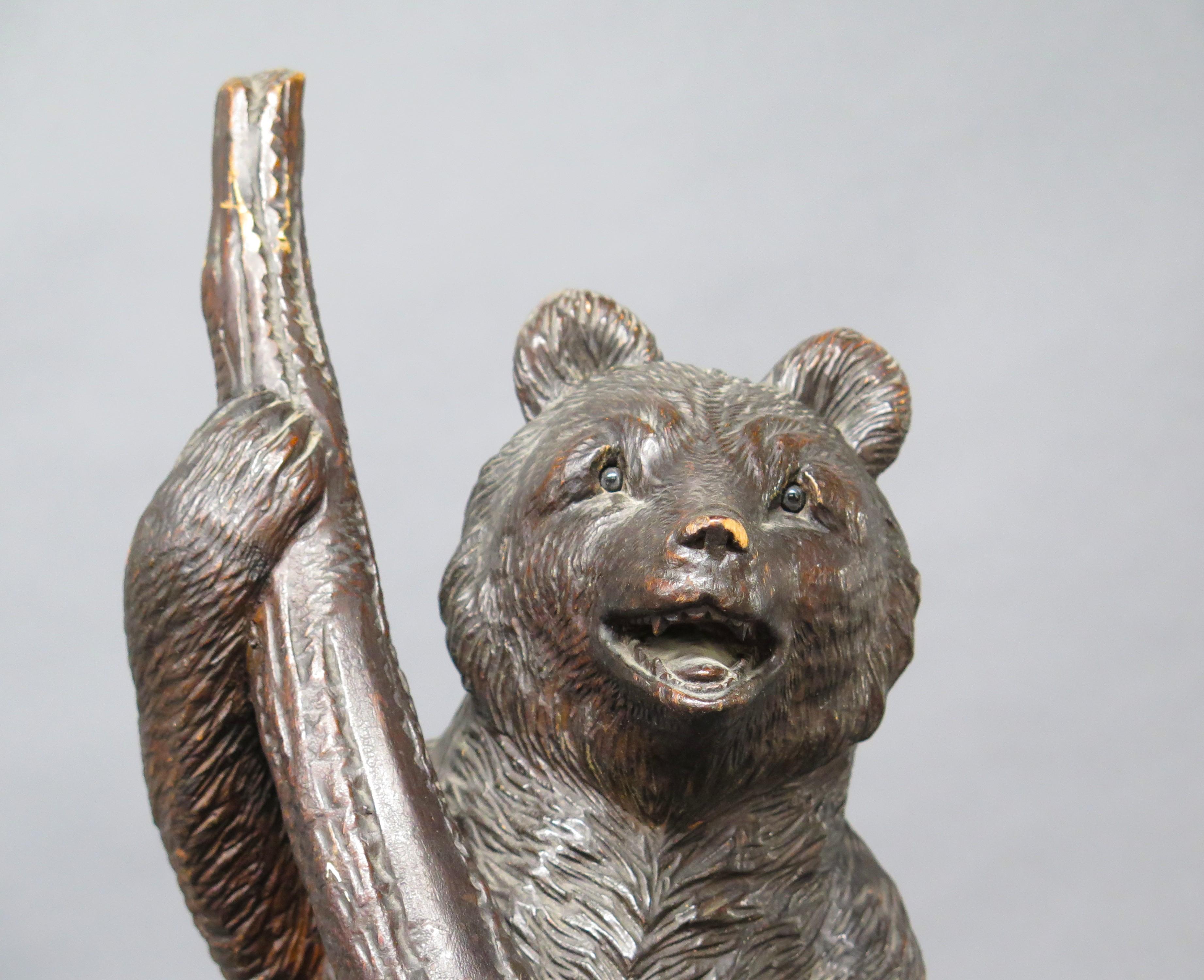 Stand en forêt noire de Brienz, magnifiquement sculpté à la main, avec une maman ours et son ourson en vente 2
