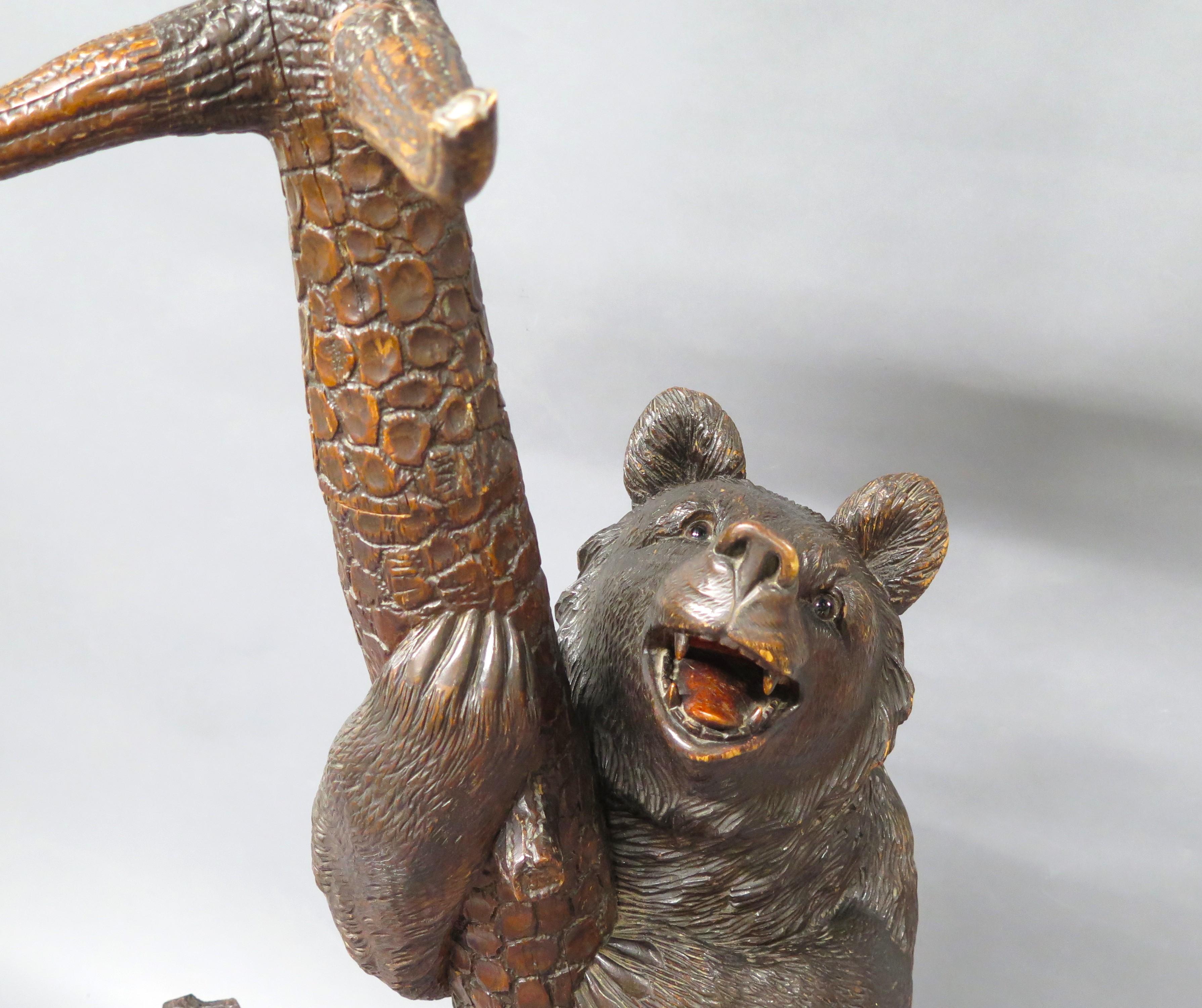Stand en forêt noire de Brienz, magnifiquement sculpté à la main, avec une maman ours et son ourson en vente 3
