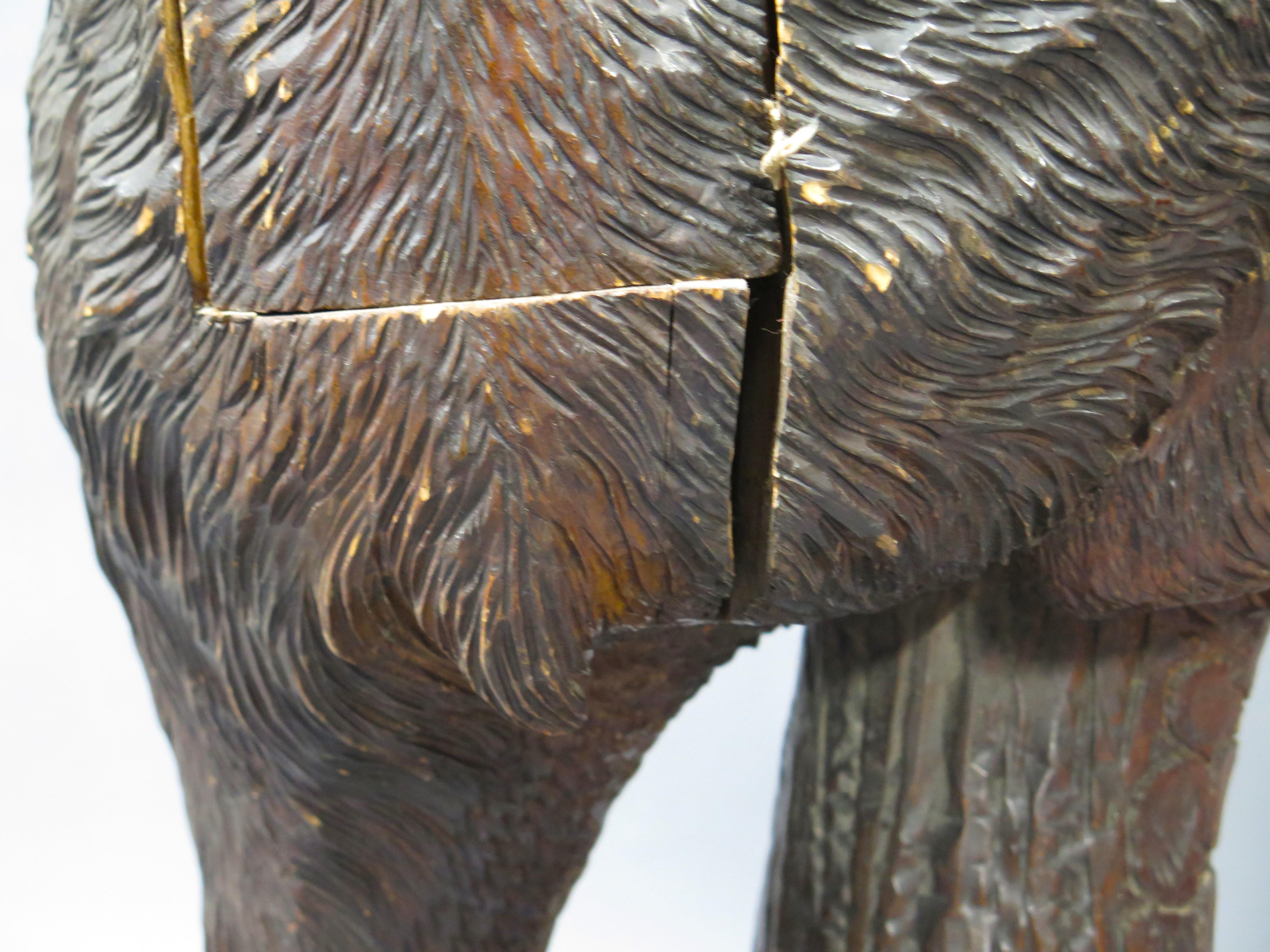 Stand en forêt noire de Brienz, magnifiquement sculpté à la main, avec une maman ours et son ourson en vente 9