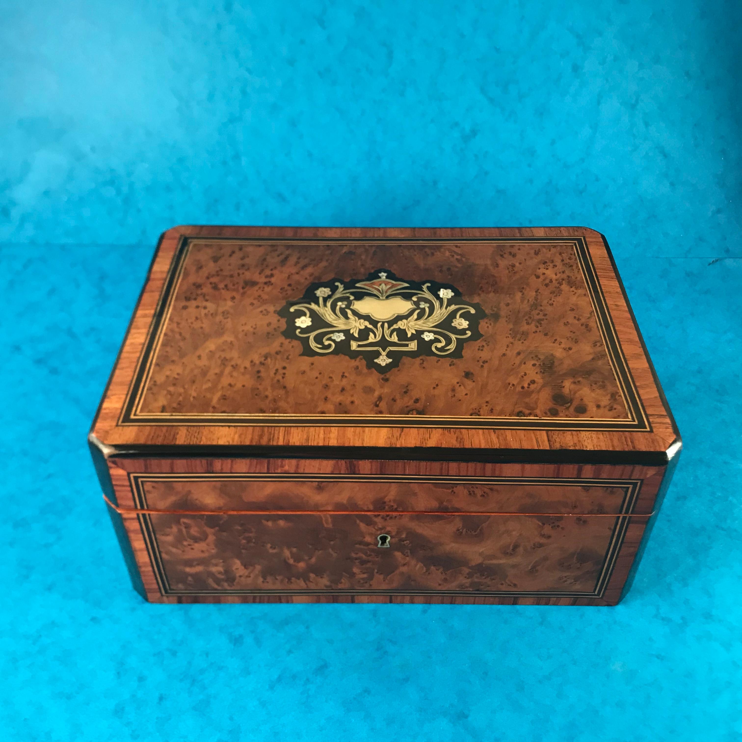 Beautiful 19th Century 1870 French Burr Cedar Box In Good Condition In Windsor, Berkshire