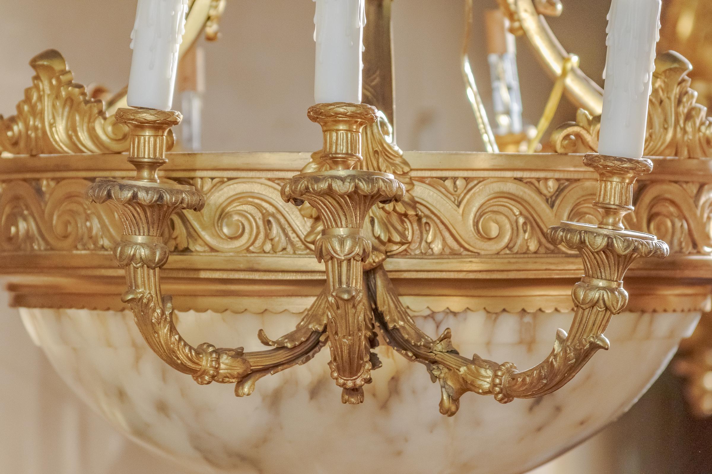 Un bellissimo lampadario francese del XIX secolo in alabastro e bronzo dorato Luigi XVI.