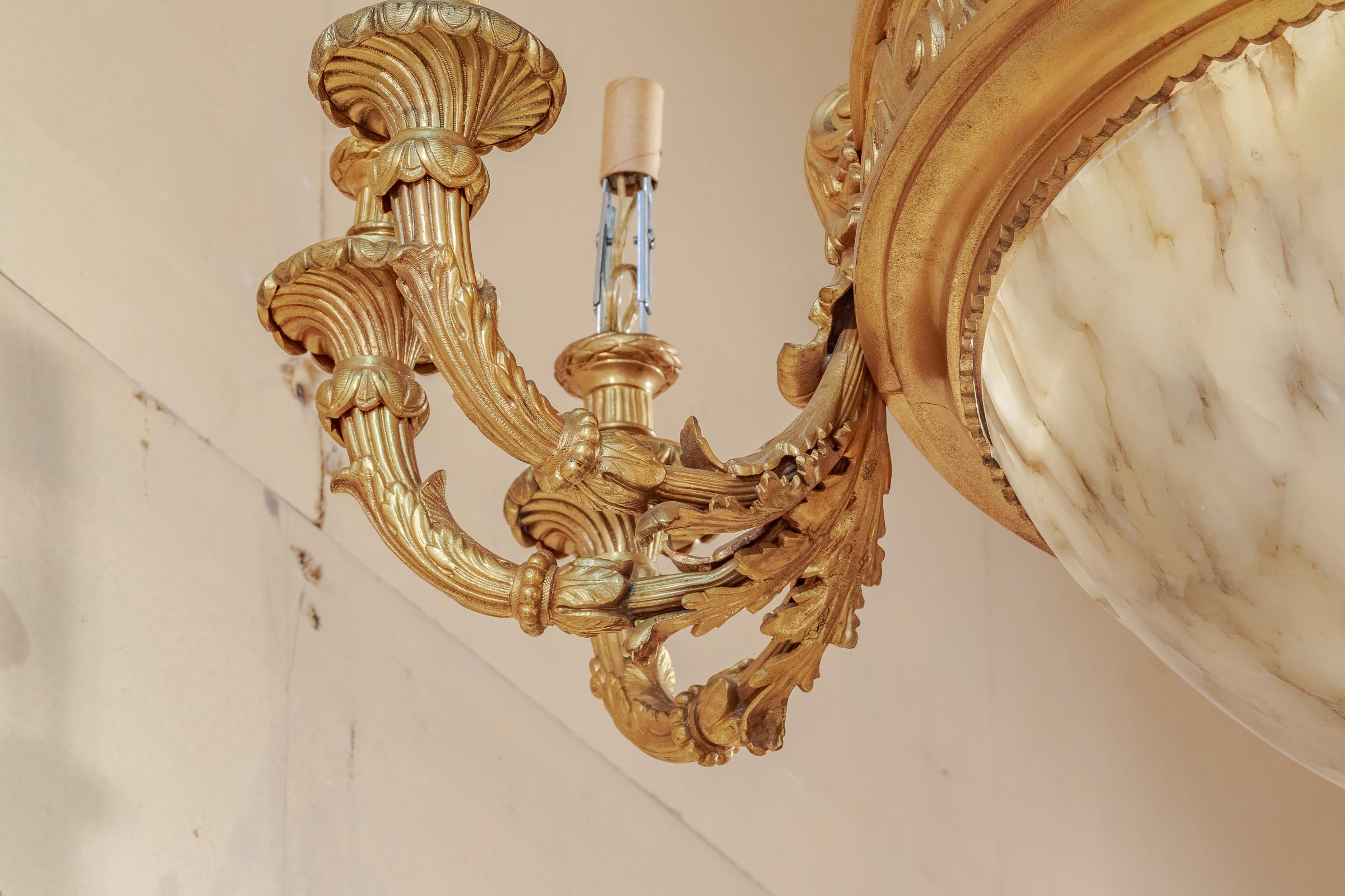 Beautiful 19th Century Alabaster and Gilt Bronze French Louis XVI Chandelier For Sale 1