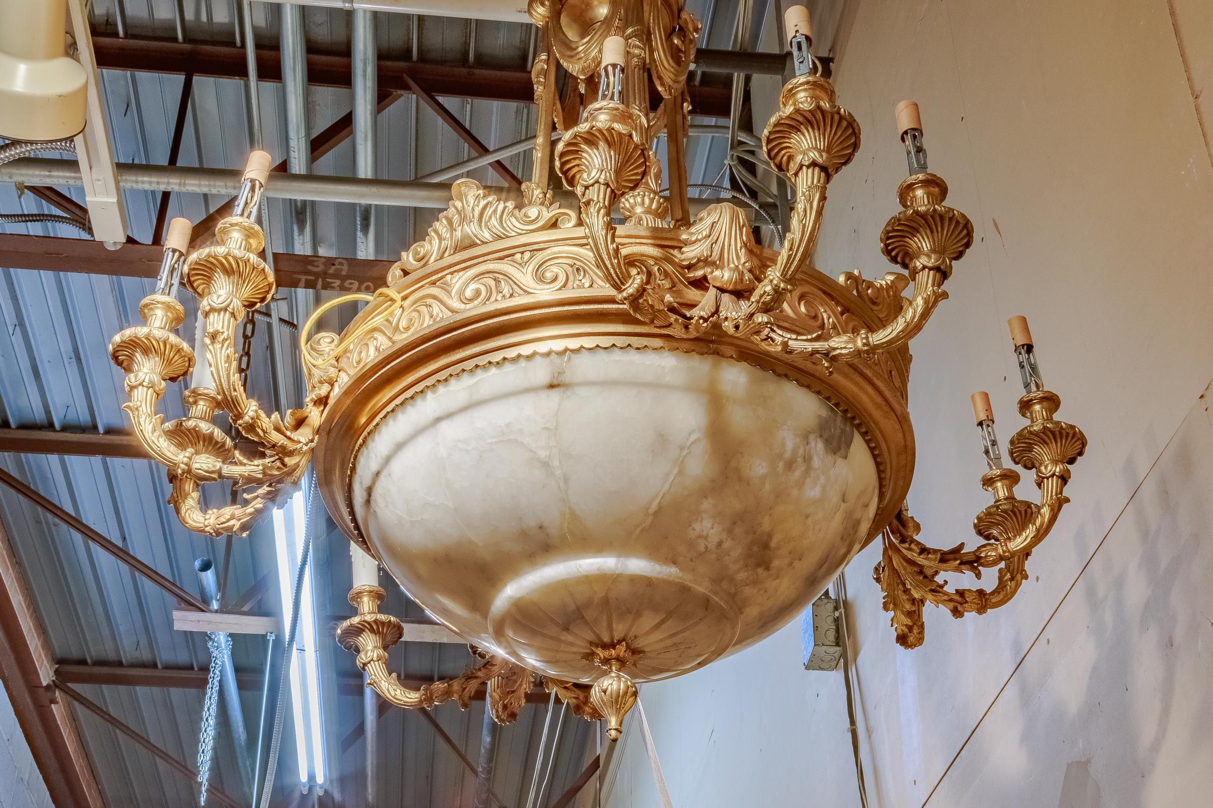 Bellissimo lampadario francese Luigi XVI in alabastro e bronzo dorato del XIX secolo In condizioni ottime in vendita a Dallas, TX