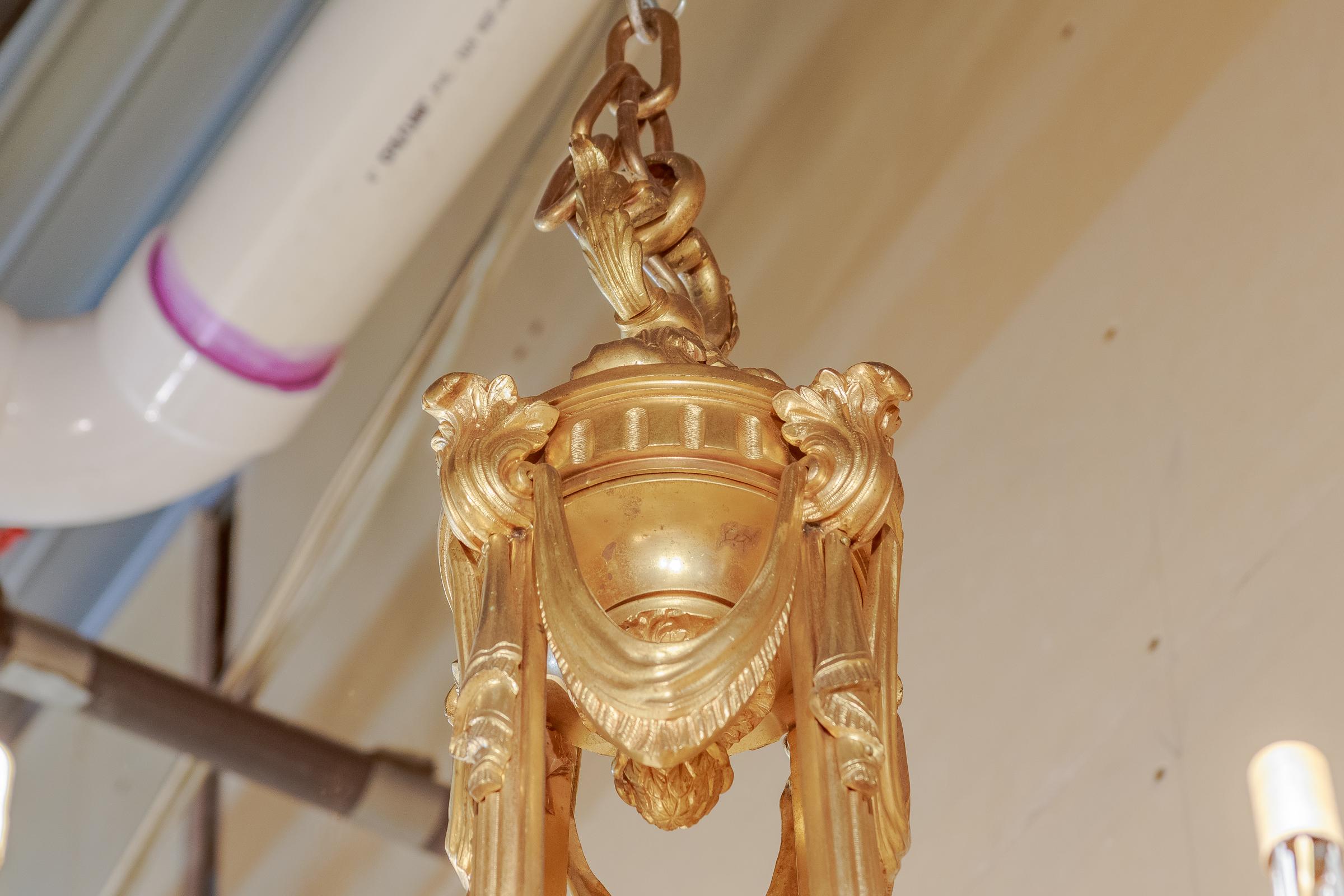 Beautiful 19th Century Alabaster and Gilt Bronze French Louis XVI Chandelier For Sale 3