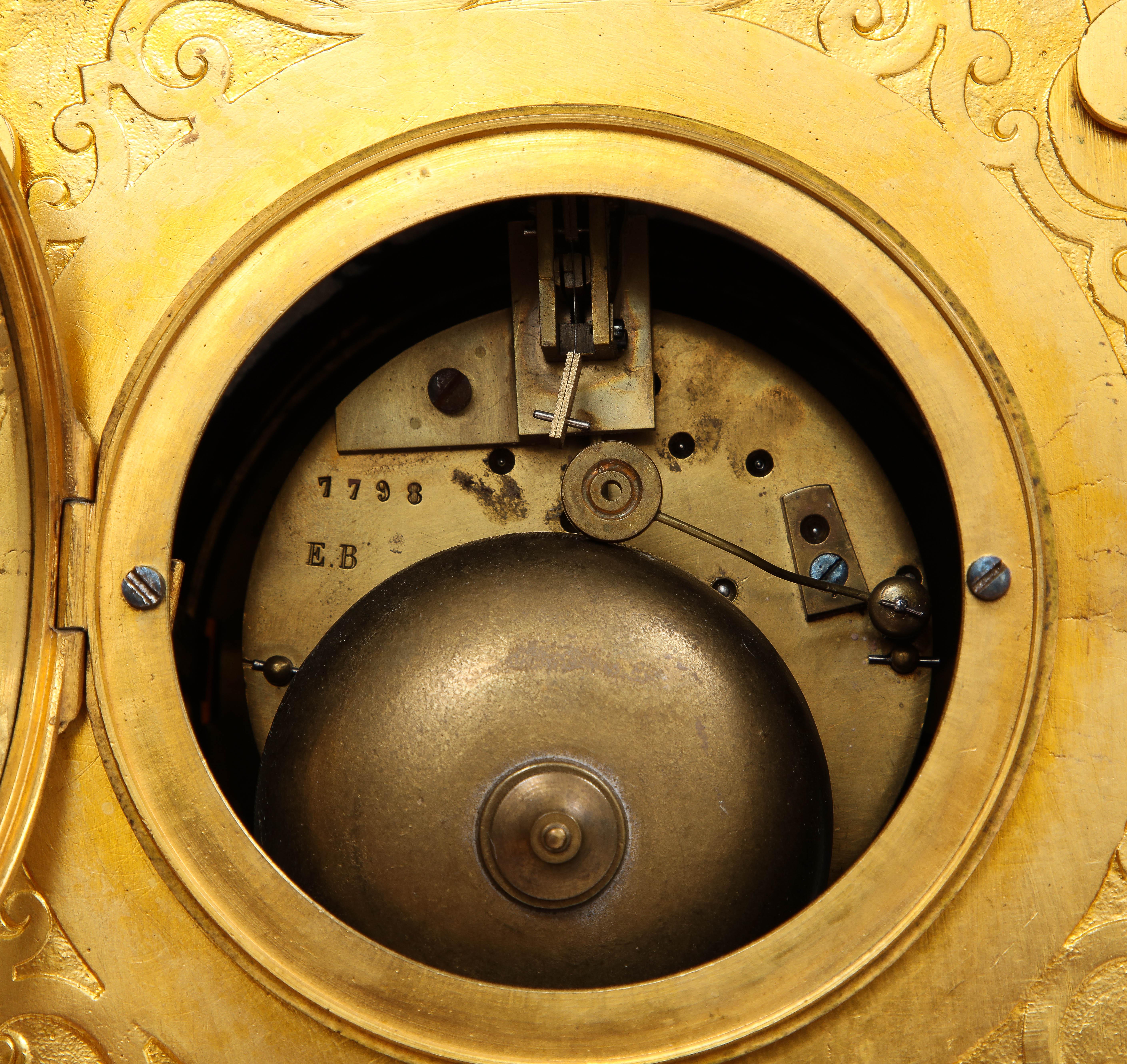 Schöne französische Goldbronze-Uhr aus Lapislazuli im Louis-XVI.-Stil des 19. Jahrhunderts 10