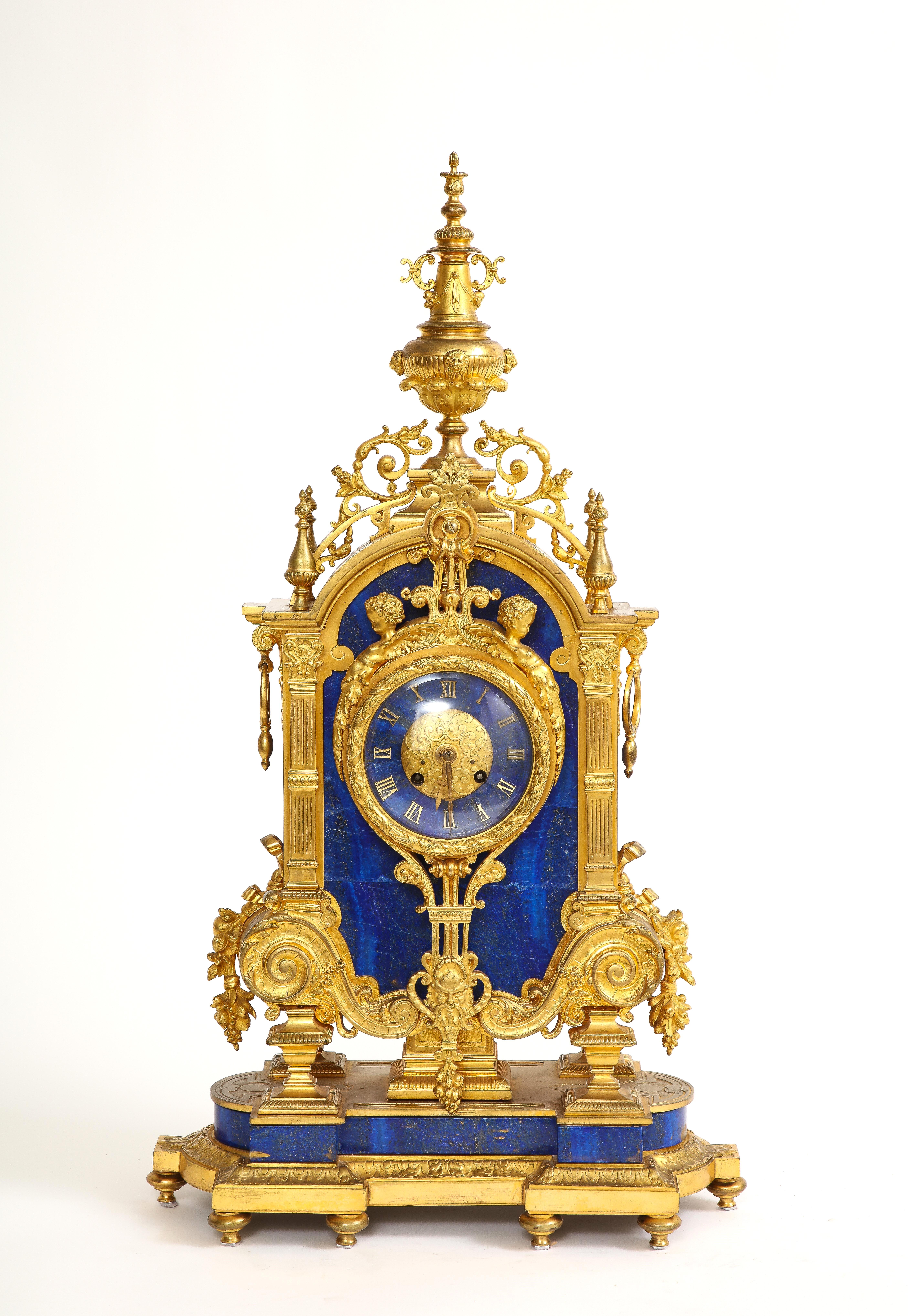 Une incroyable et très rare pendule en lapis-lazuli de style Louis XVI du XIXe siècle.  Il s'agit d'une superbe pièce d'art décoratif qui reflète les goûts luxueux de la monarchie française du XVIIIe siècle. L'horloge présente un design français