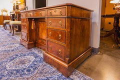 A beautiful 19th century Georgian walnut leather top desk .