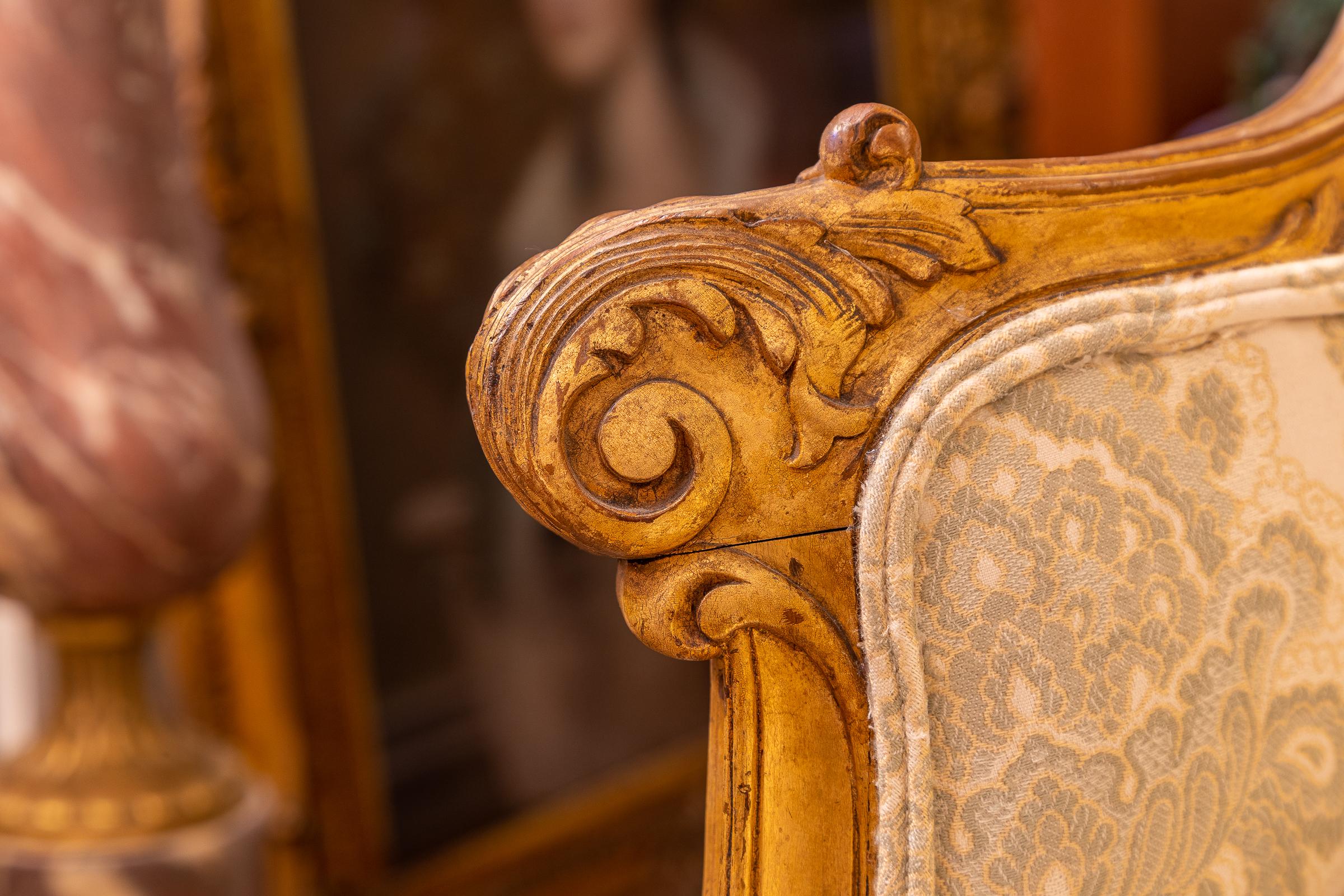 Eine schöne Louis XV vergoldet geschnitzt 19 Jahrhundert  kleine Couchgarnitur im Zustand „Gut“ im Angebot in Dallas, TX