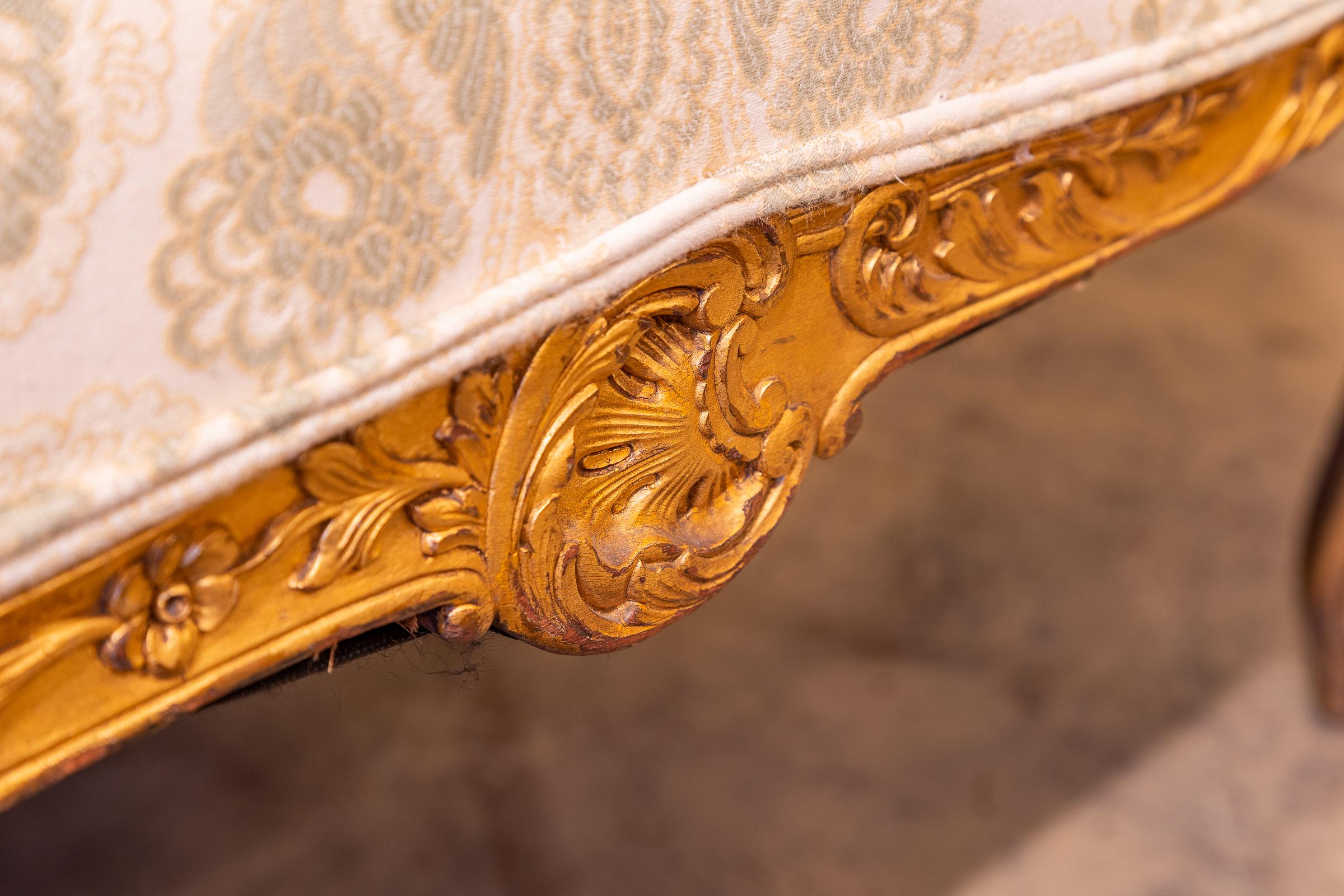 Beautiful 19th Century Louis XV Gilt Carved Small Settee For Sale 1