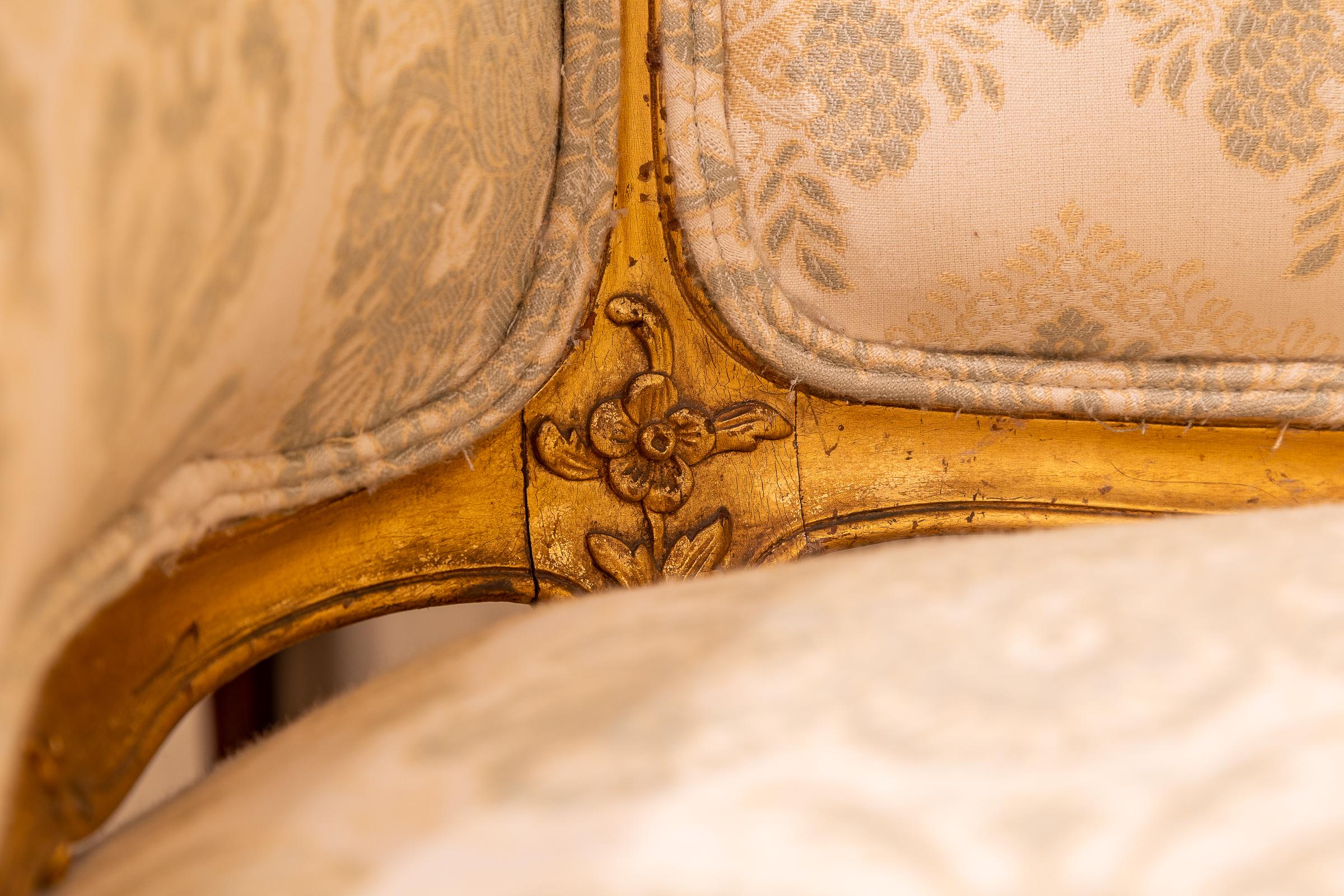Eine schöne Louis XV vergoldet geschnitzt 19 Jahrhundert  kleine Couchgarnitur (Vergoldetes Holz) im Angebot