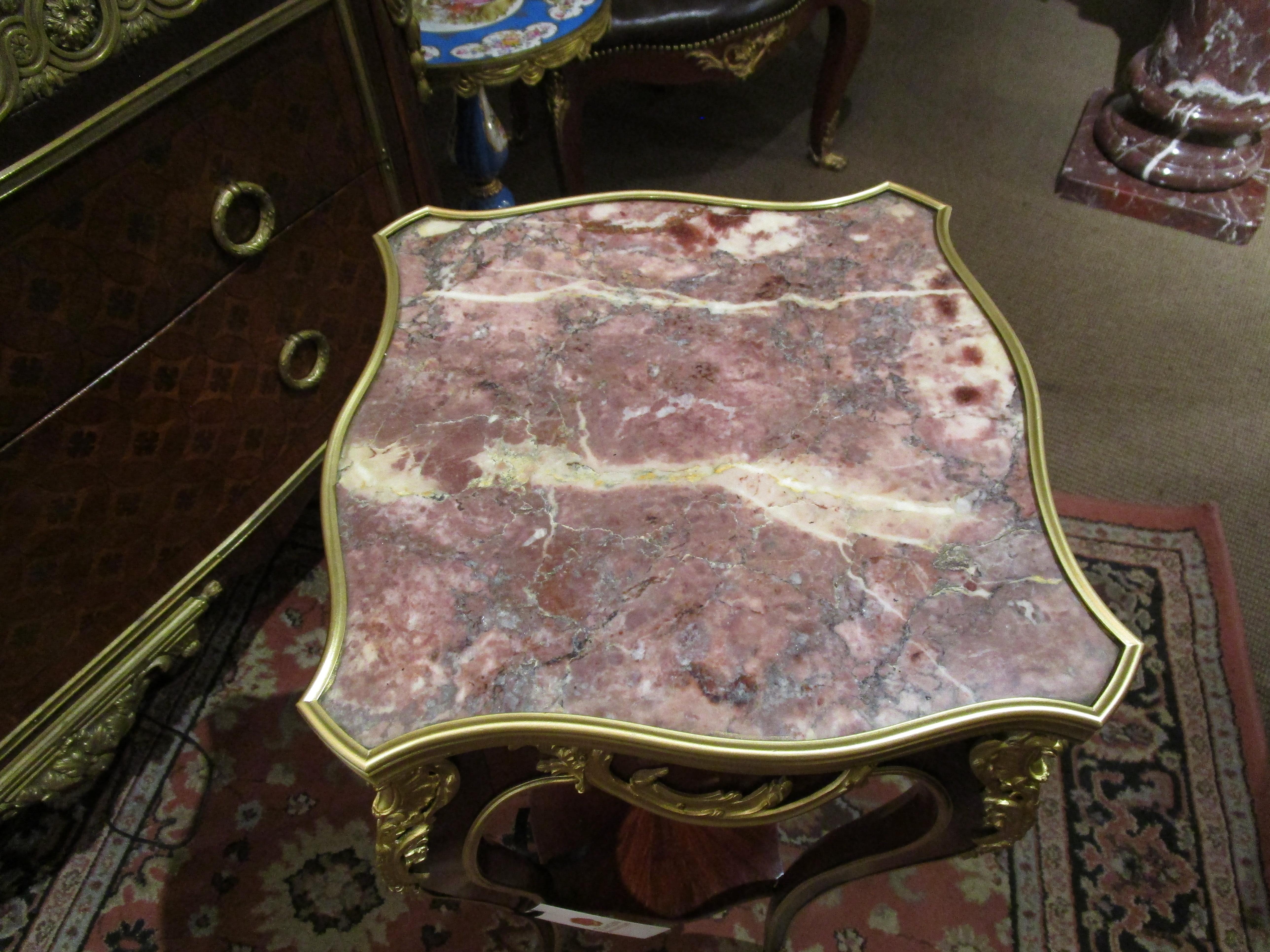 Ein feiner französischer Beistelltisch aus Mahagoni und vergoldeter Bronze des 19. Jahrhunderts mit einer Platte aus Breche Violette-Marmor.