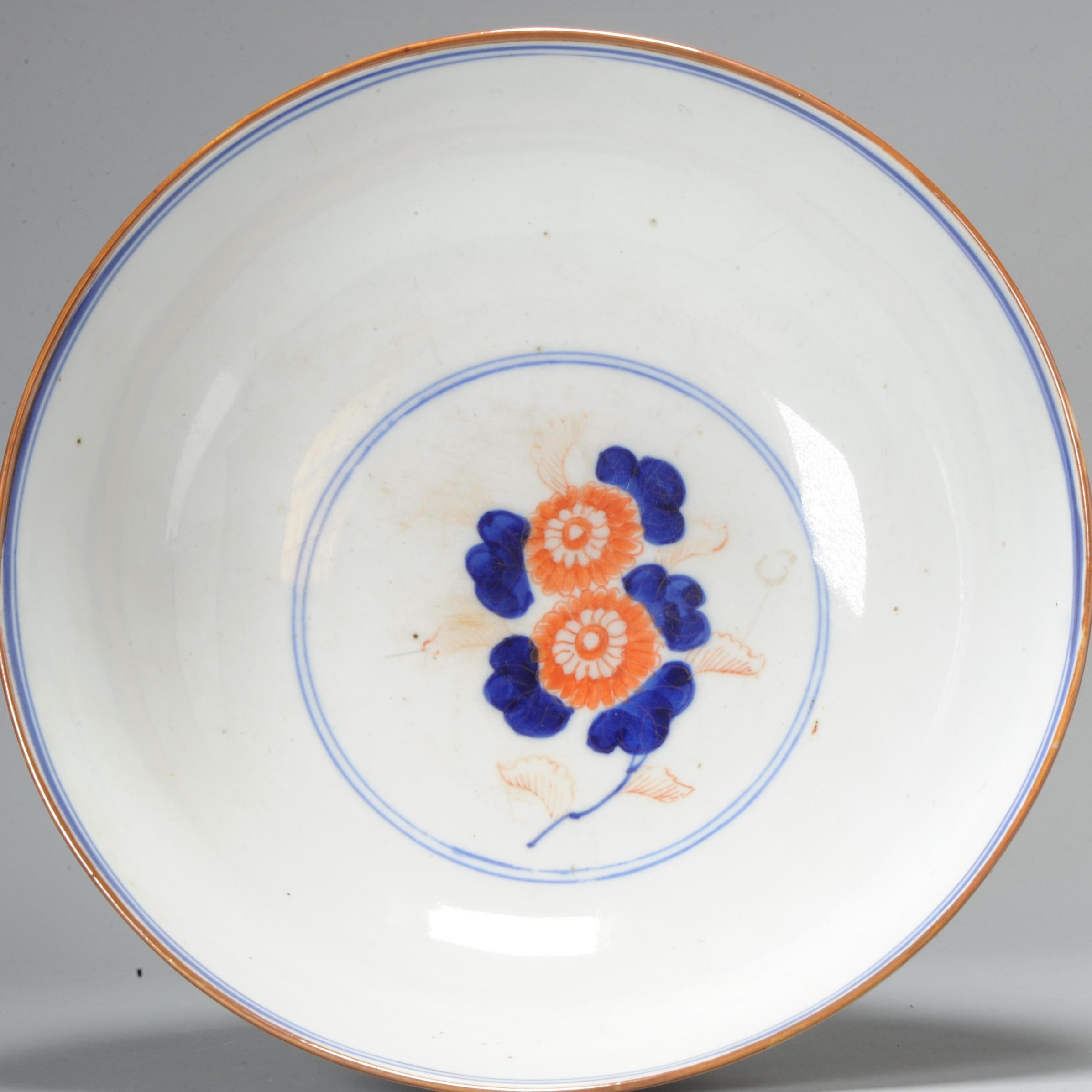 A Beautiful and Large Japanese Porcelain Imari Bowl Japan Antique, 19th Century In Good Condition For Sale In Amsterdam, Noord Holland