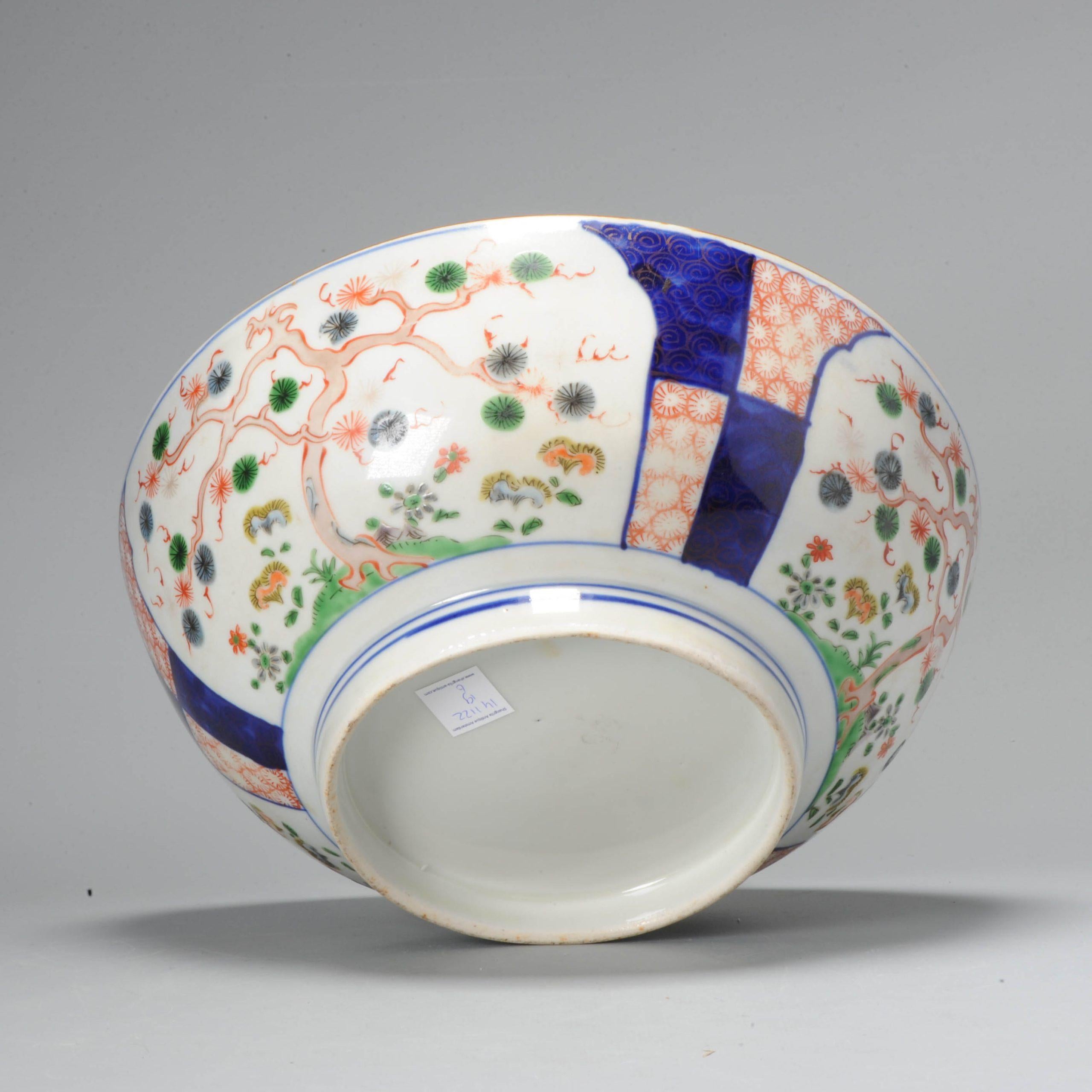 A Beautiful and Large Japanese Porcelain Imari Bowl Japan Antique, 19th Century For Sale 1