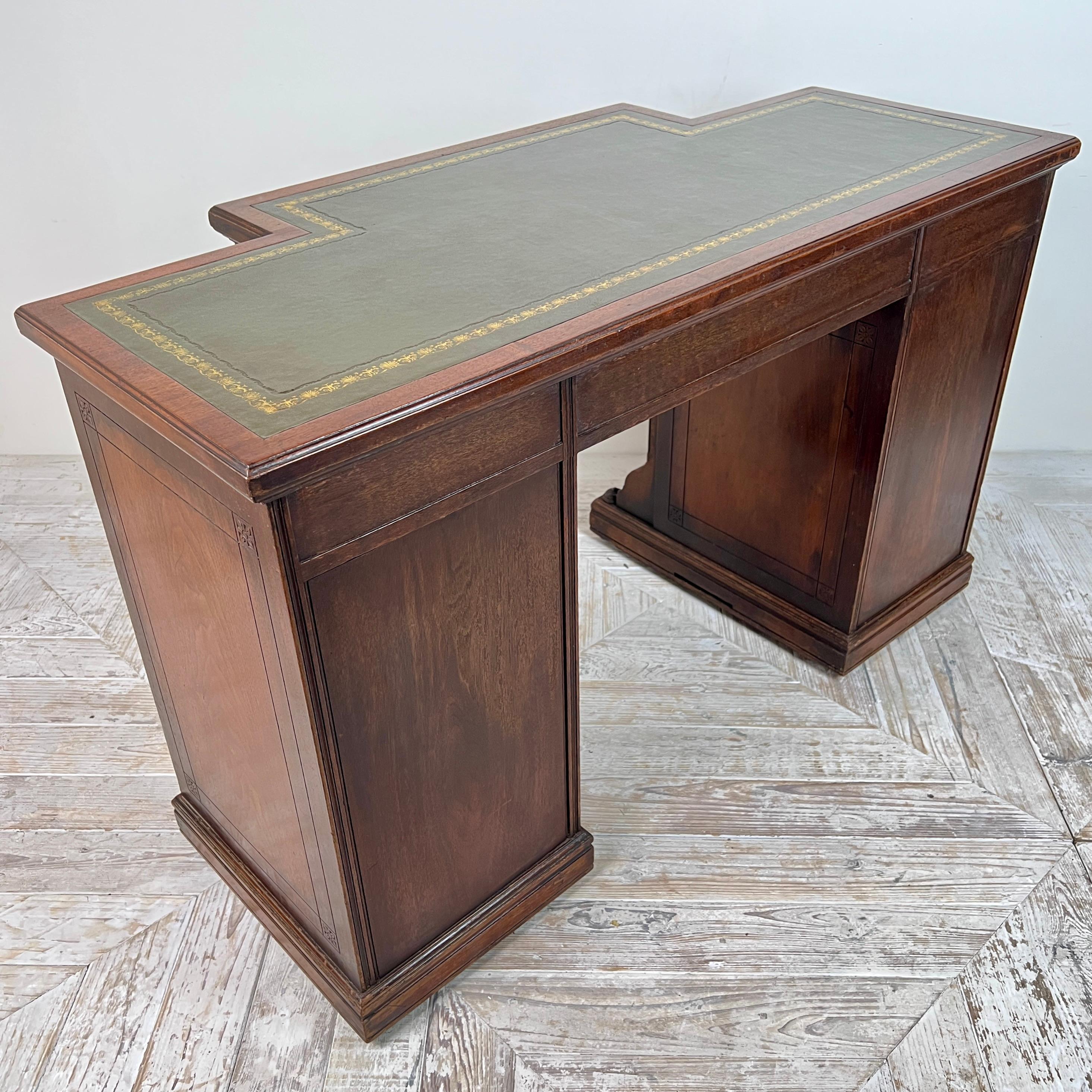 Eine schöne und seltene Gillow & Co. Mahagoni-Bibliotheksschreibtisch mit gebrochener Front, um 1870 im Angebot 3