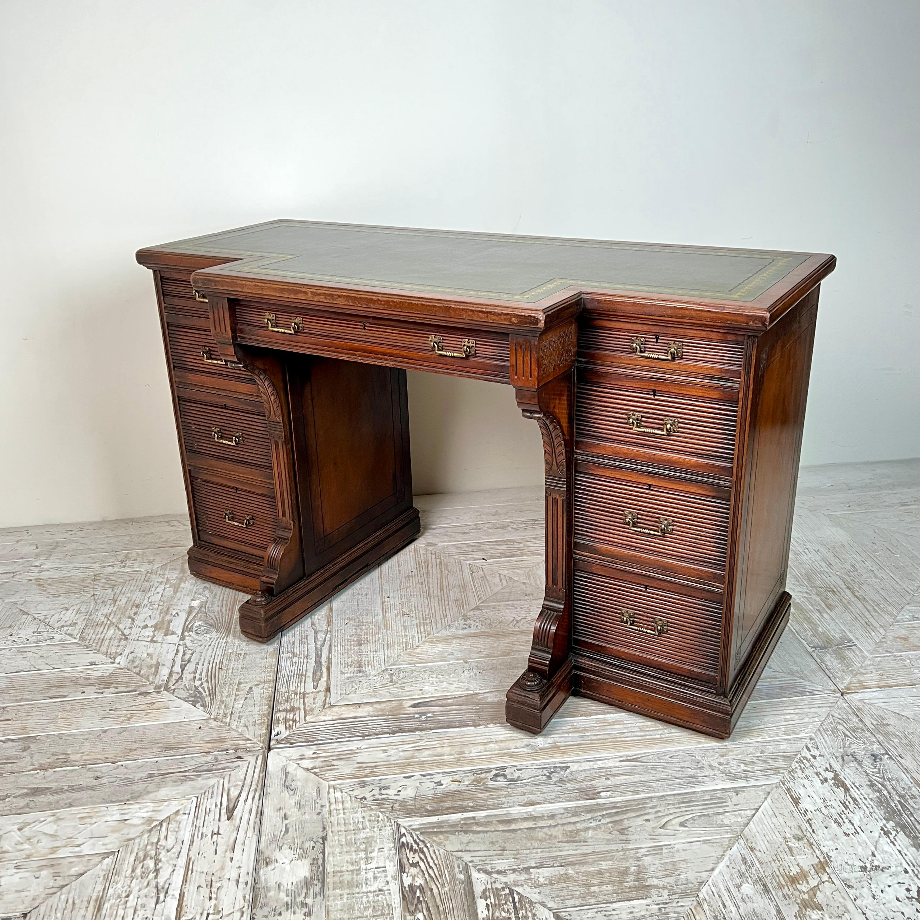 Eine schöne und seltene Gillow & Co. Mahagoni-Bibliotheksschreibtisch mit gebrochener Front, um 1870 (Englisch) im Angebot