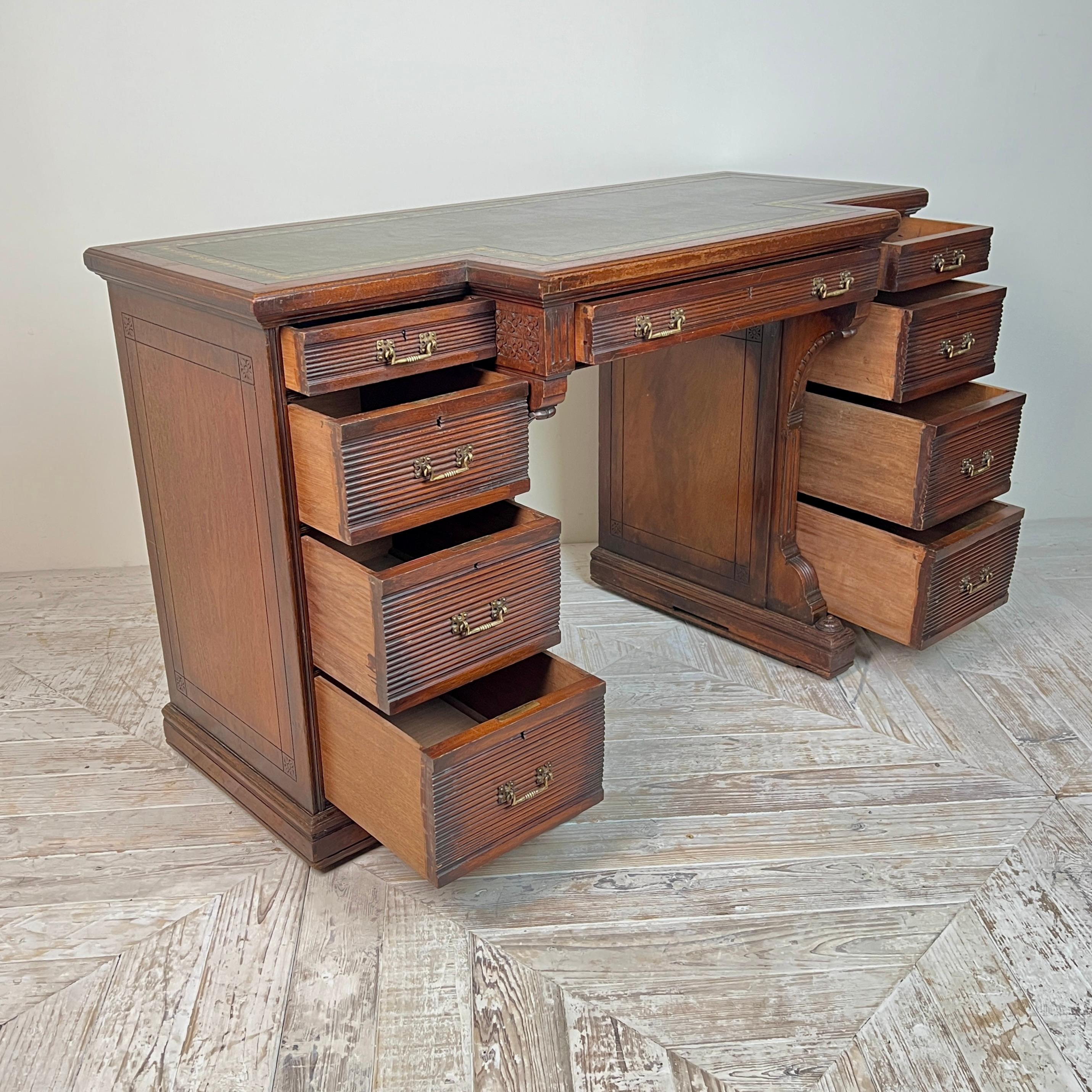 Eine schöne und seltene Gillow & Co. Mahagoni-Bibliotheksschreibtisch mit gebrochener Front, um 1870 im Zustand „Gut“ im Angebot in London, GB