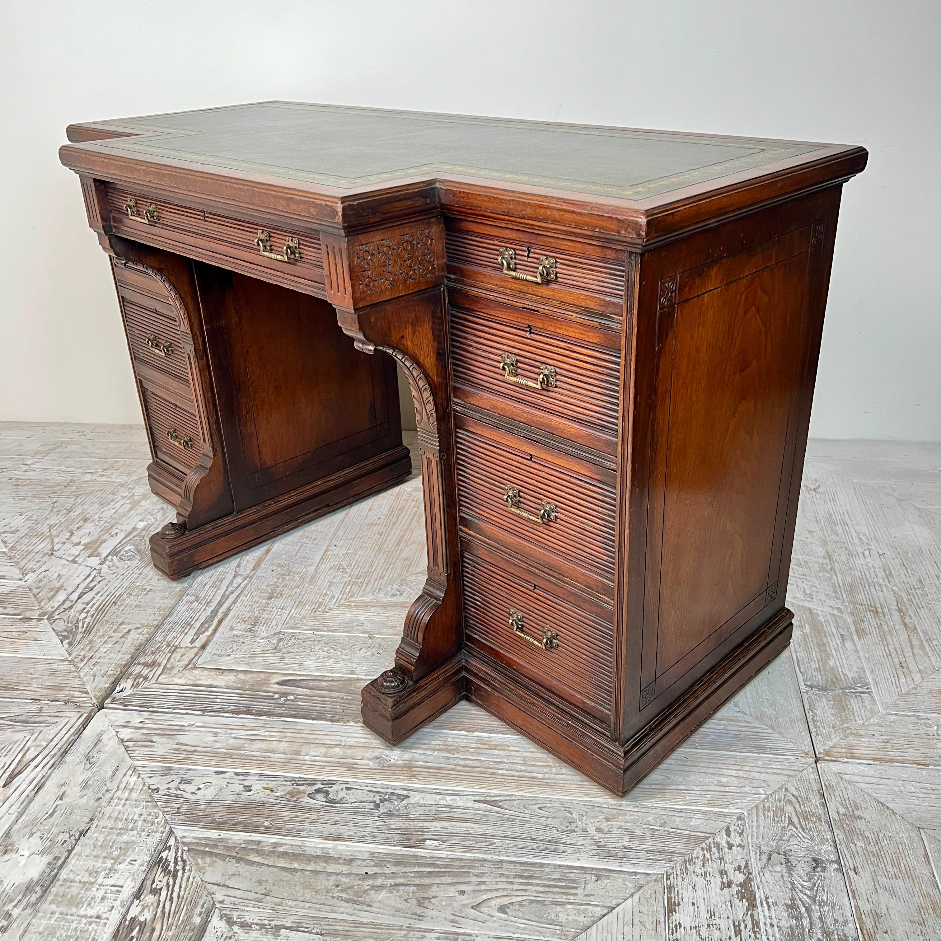 Eine schöne und seltene Gillow & Co. Mahagoni-Bibliotheksschreibtisch mit gebrochener Front, um 1870 (Spätes 19. Jahrhundert) im Angebot