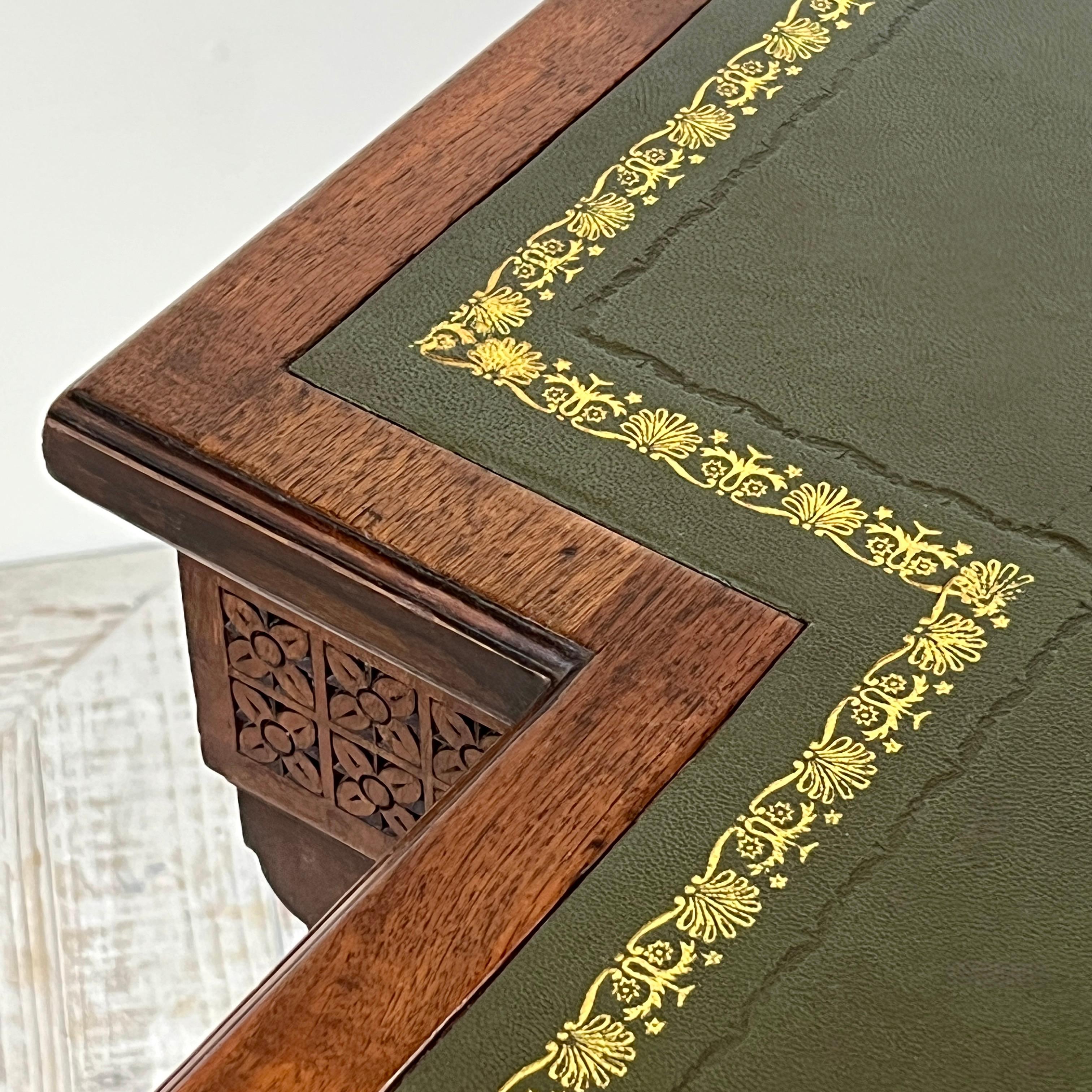 Eine schöne und seltene Gillow & Co. Mahagoni-Bibliotheksschreibtisch mit gebrochener Front, um 1870 (Leder) im Angebot