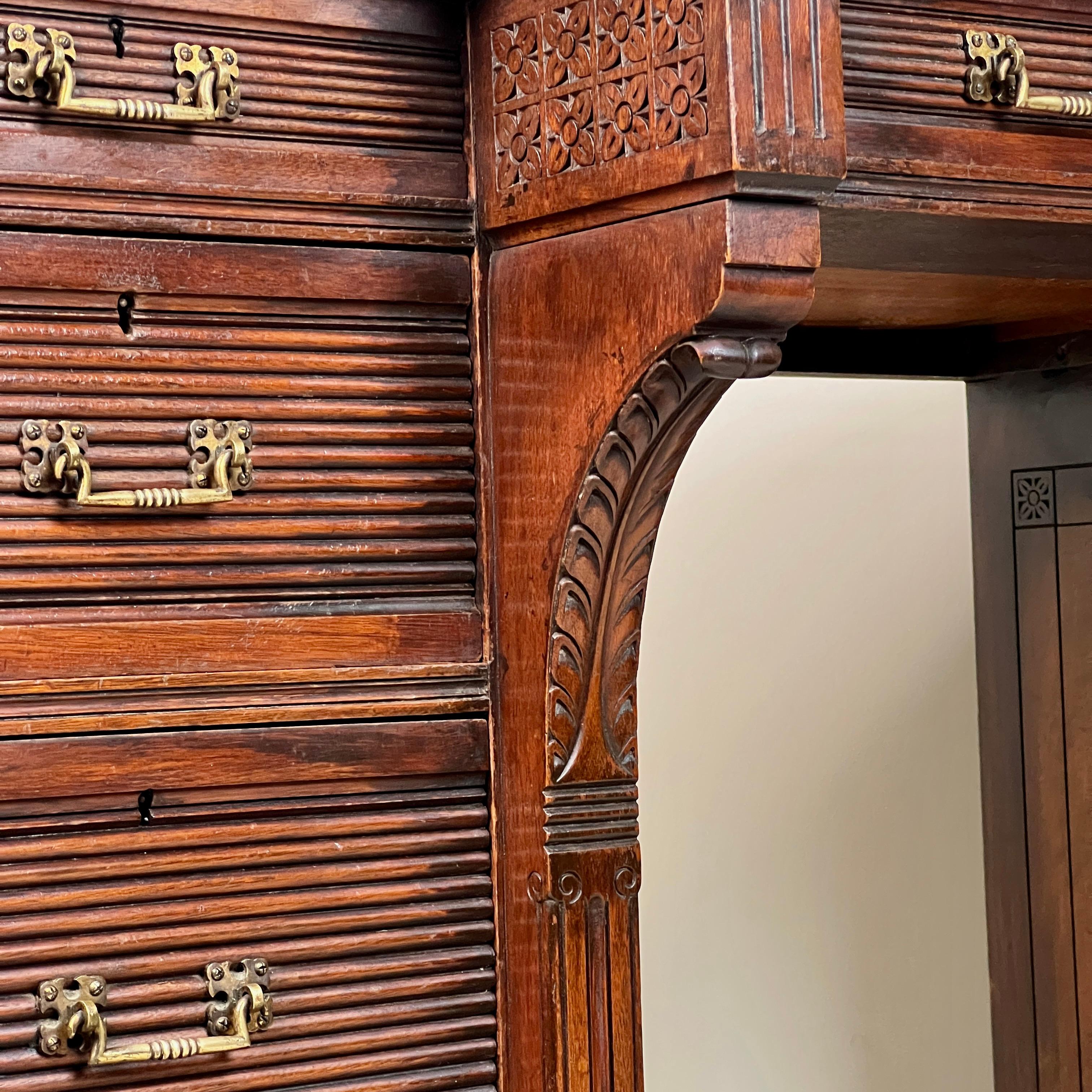 Eine schöne und seltene Gillow & Co. Mahagoni-Bibliotheksschreibtisch mit gebrochener Front, um 1870 im Angebot 1