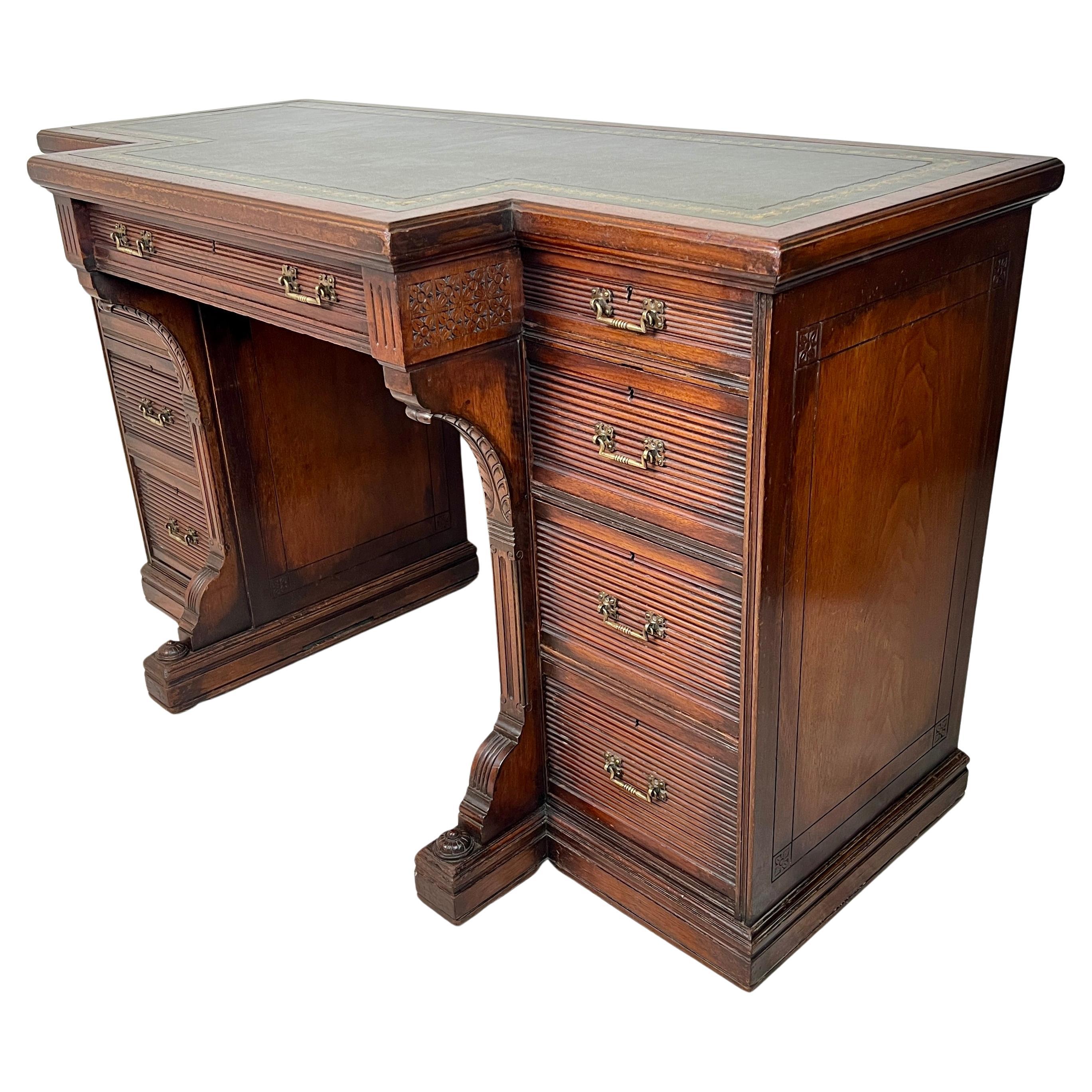 Eine schöne und seltene Gillow 
Co. Mahagoni-Bibliotheksschreibtisch mit gebrochener Front, um 1870 im Angebot