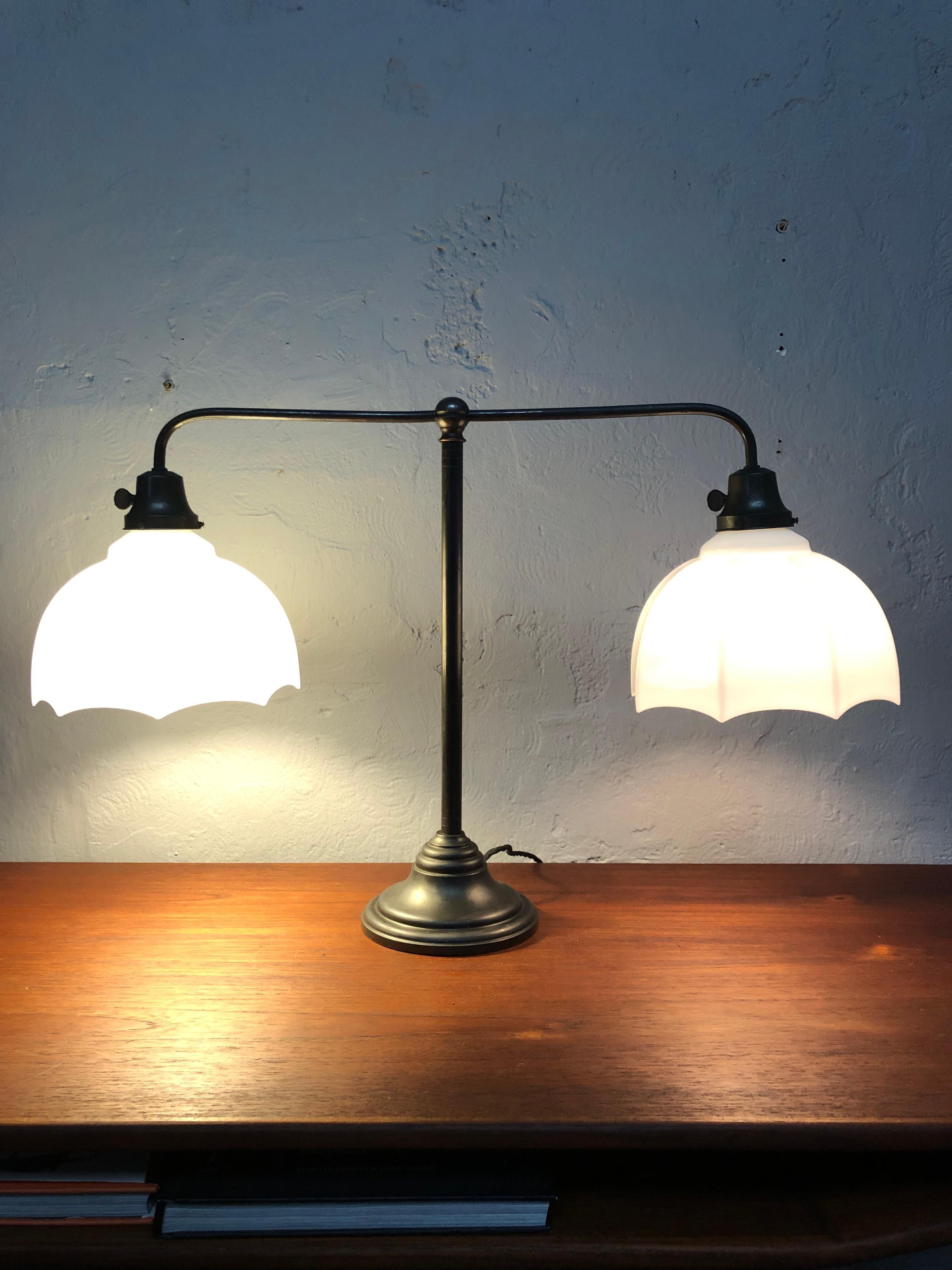 Magnifique lampe de bureau de bibliothèque danoise ancienne  en vente 8