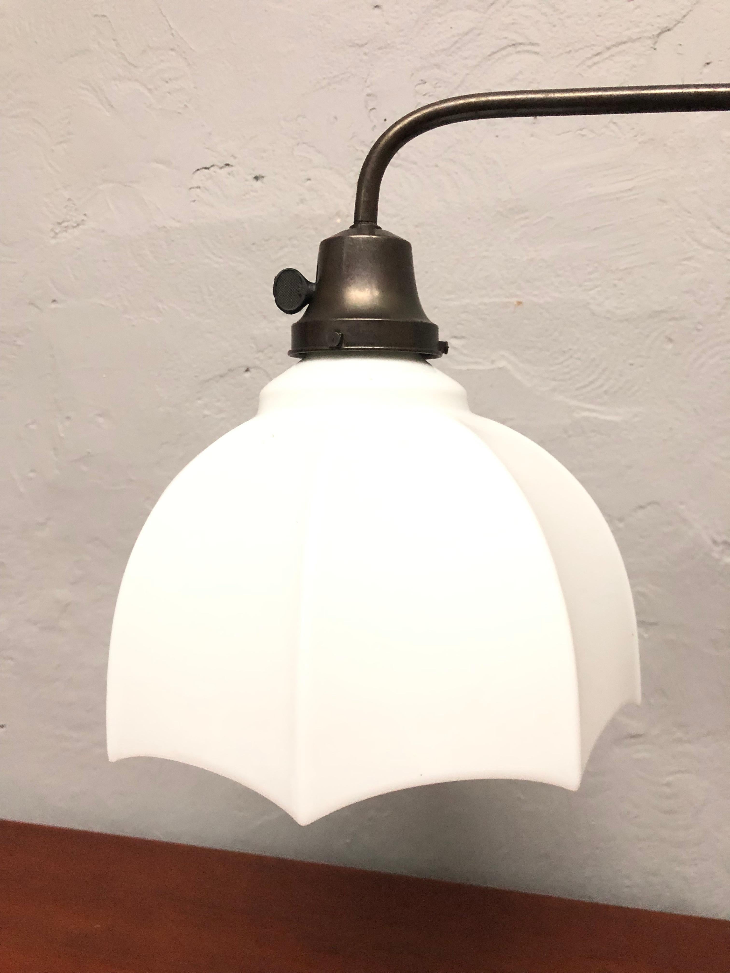 Danois Magnifique lampe de bureau de bibliothèque danoise ancienne  en vente