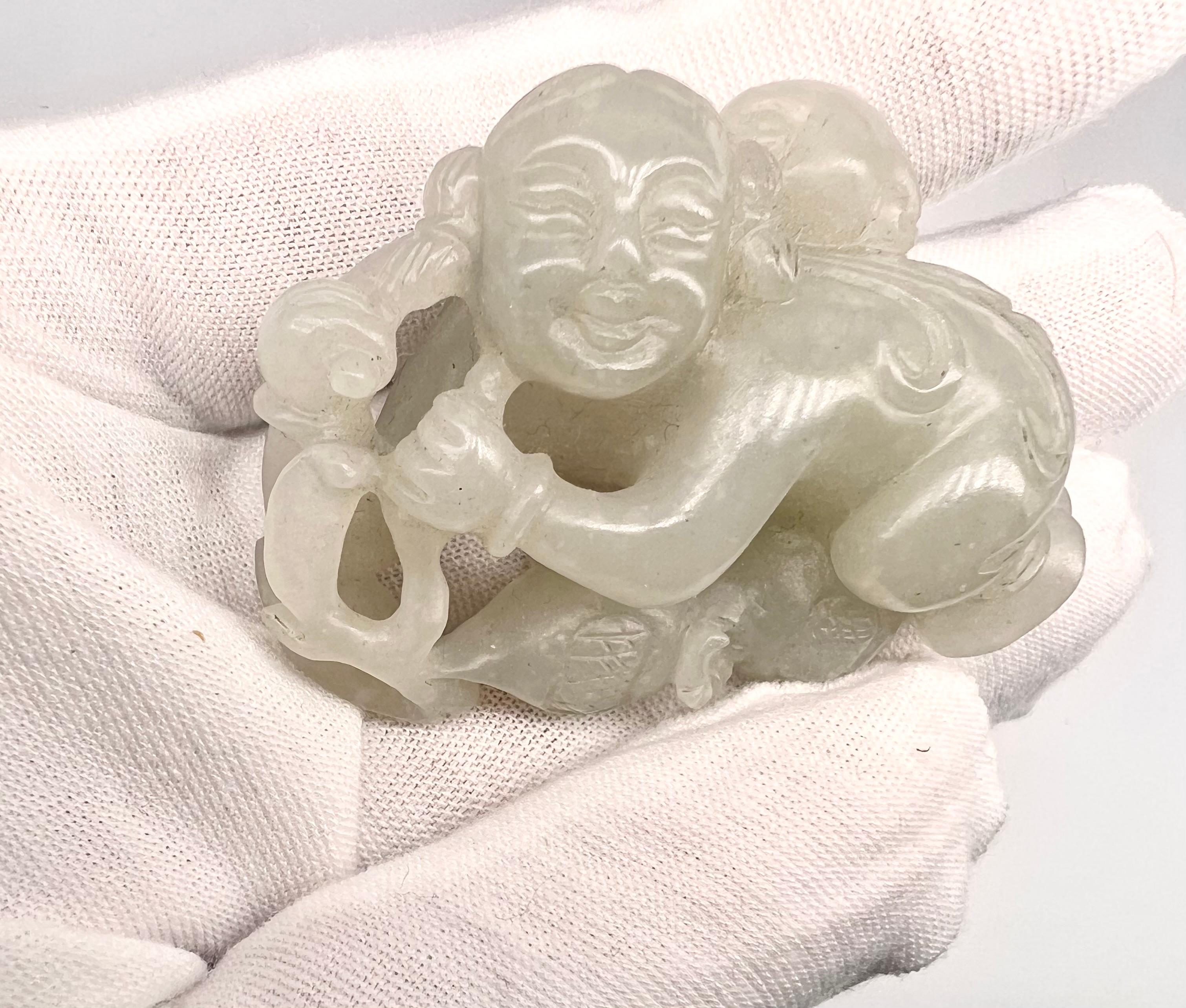 Sculpté à la main Magnifique jade blanc chinois ancien ajouré à l'appui-tête / sculpture. en vente
