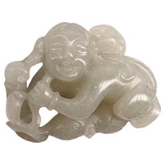 Eine schöne antike chinesische offene Toggle/Schnitzerei aus weißer Jade.