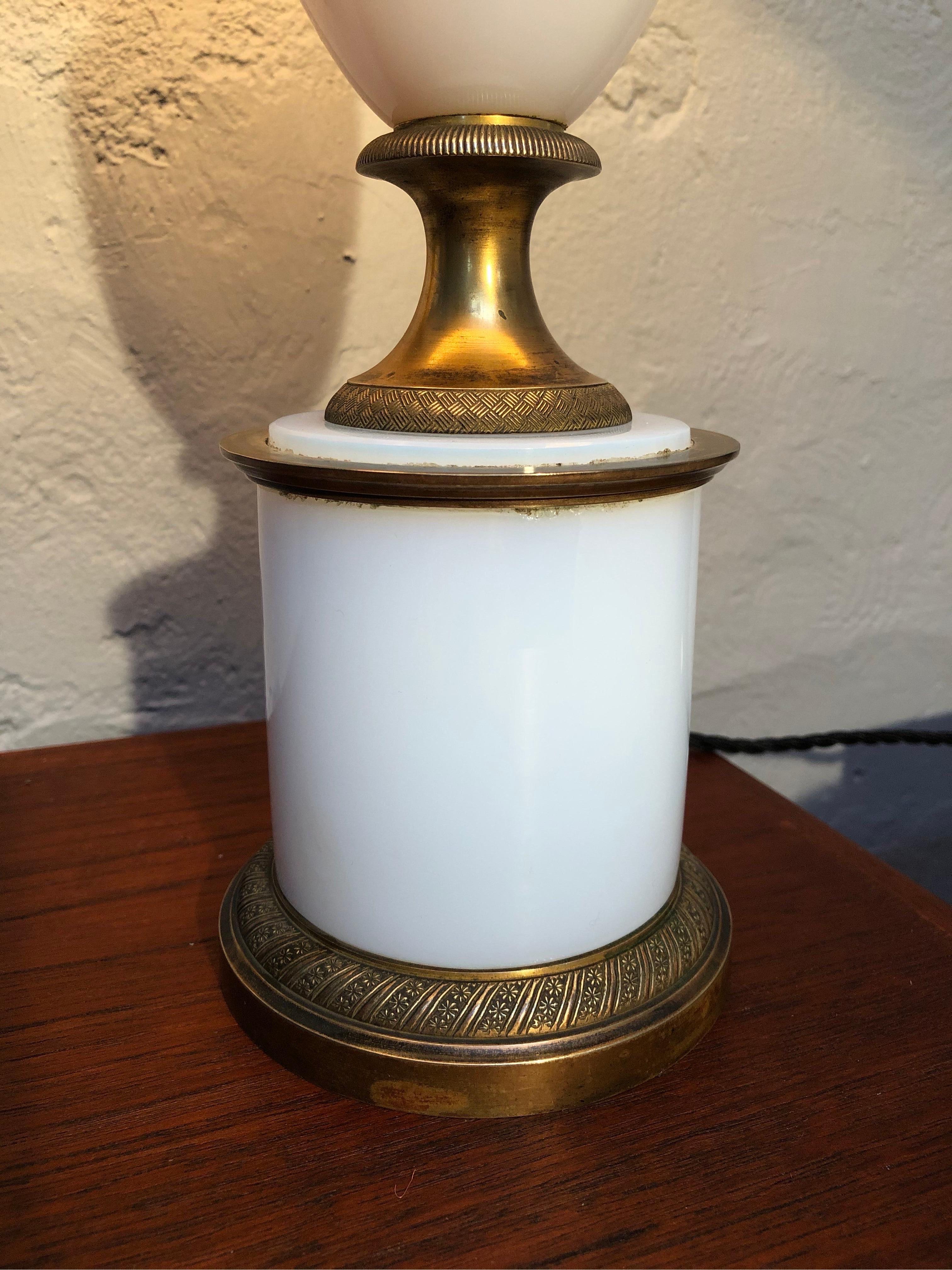 Beautiful Antique French Table Oil Lamp in Opaline Glass and Brass In Good Condition In Søborg, DK