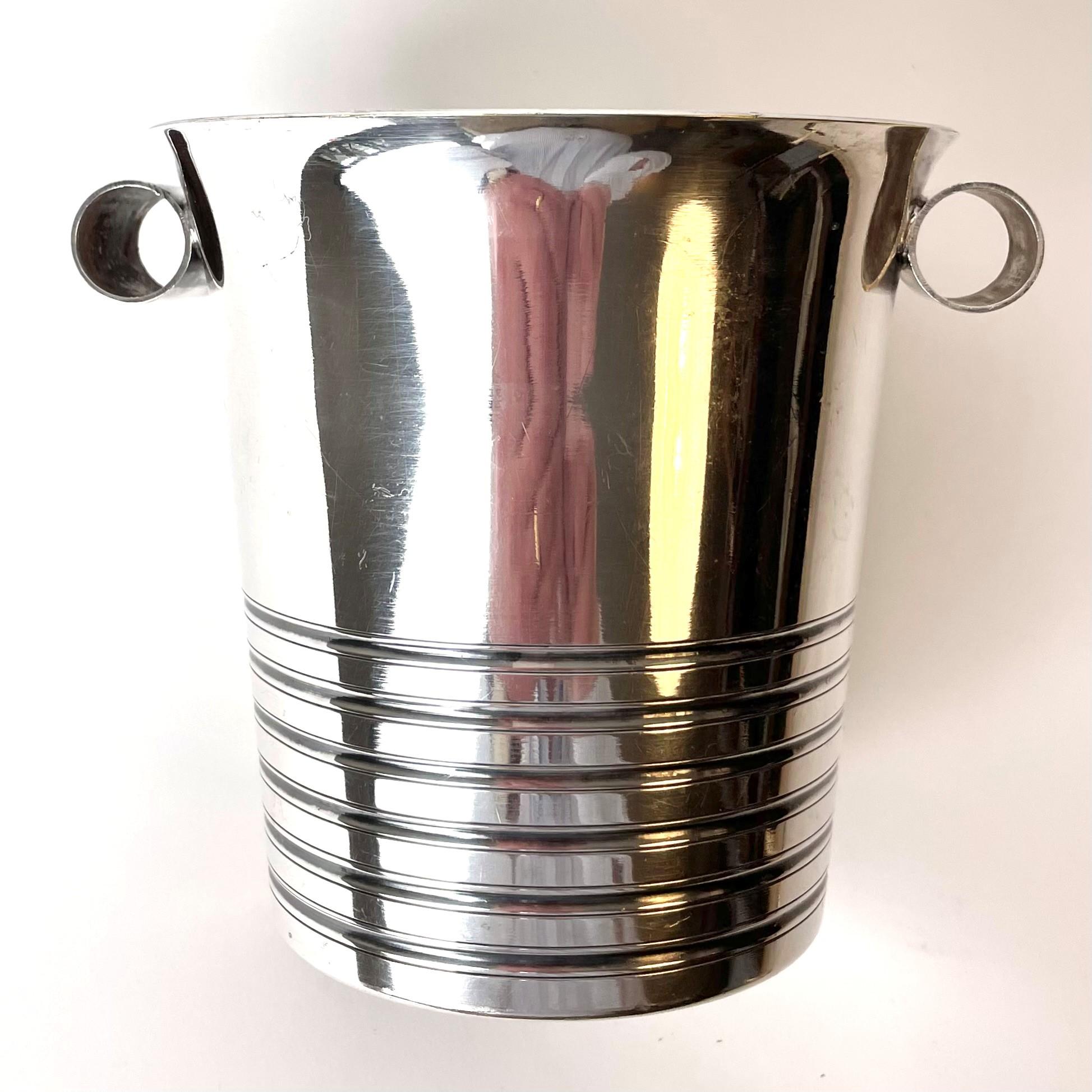 A beautiful silver plated Ice Bucket in Art Deco. Made in France during the the 1920s. Very period design with stripes and decorative handles. 

Wear consistent with age and use.