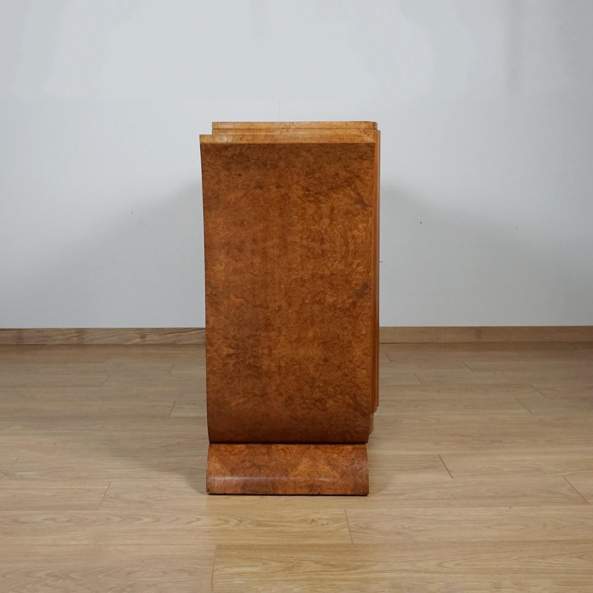 Una superba credenza Art Déco di Waring & Gillows. Impiallacciato in pizzo e noce di Burr su mogano massiccio con etichetta originale Waring & Gillows sul retro. 

Tutti i nostri mobili sono ampiamente lucidati e restaurati, se necessario, secondo
