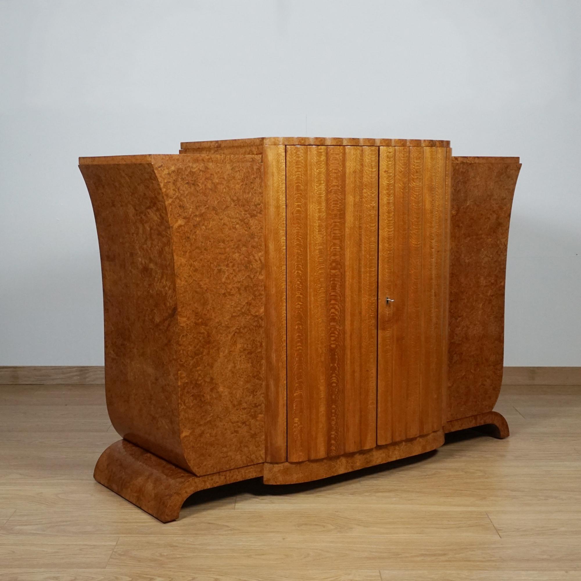 Inglese Una bellissima credenza Art Deco di Waring & Gillow in vendita