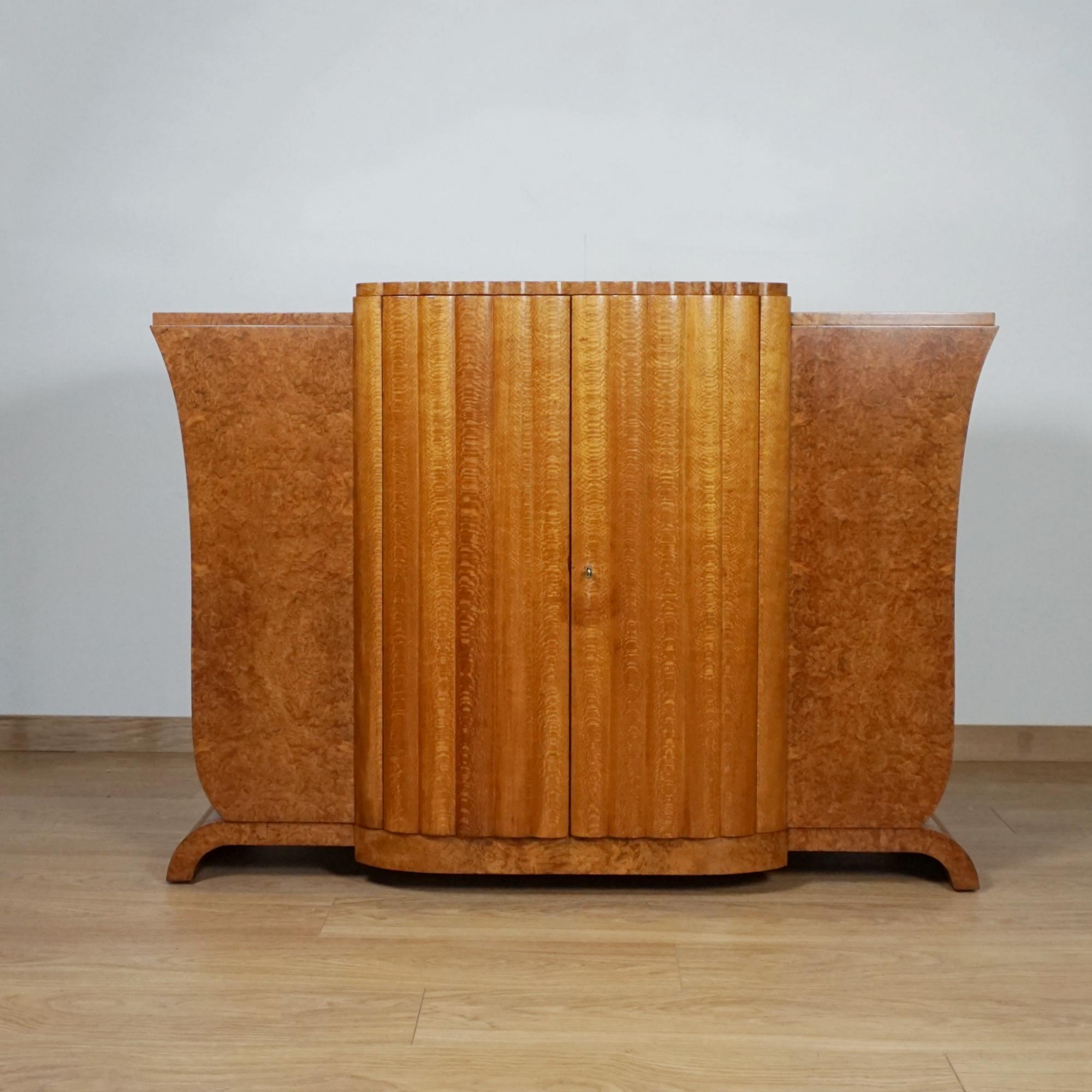Inizio XX secolo Una bellissima credenza Art Deco di Waring & Gillow in vendita