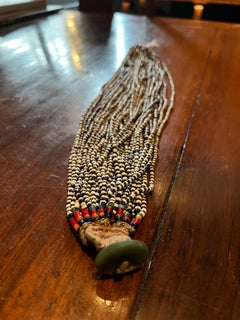 Eine wunderschöne schwarz-weiße Perlenkette