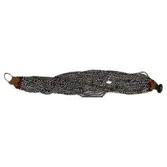 Una bellissima collana di perline in bianco e nero