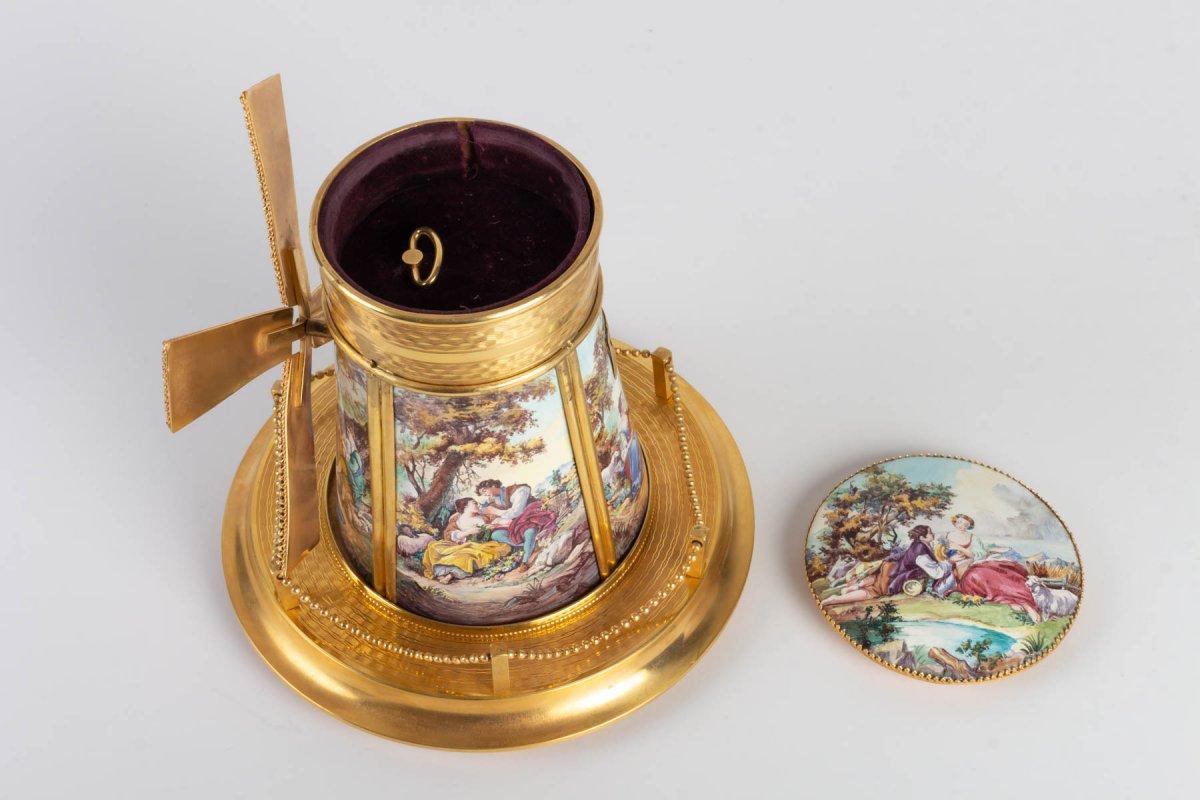 A beautiful Bronze Windmill Music box and enamel plates hand painted with romantic scenes in the taste of Boucher.
Austria, late 19th century.
Diameter : 18 cm
Height : 15,5 cm.