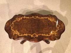 Magnifique table basse de forme victorienne en ronce de noyer