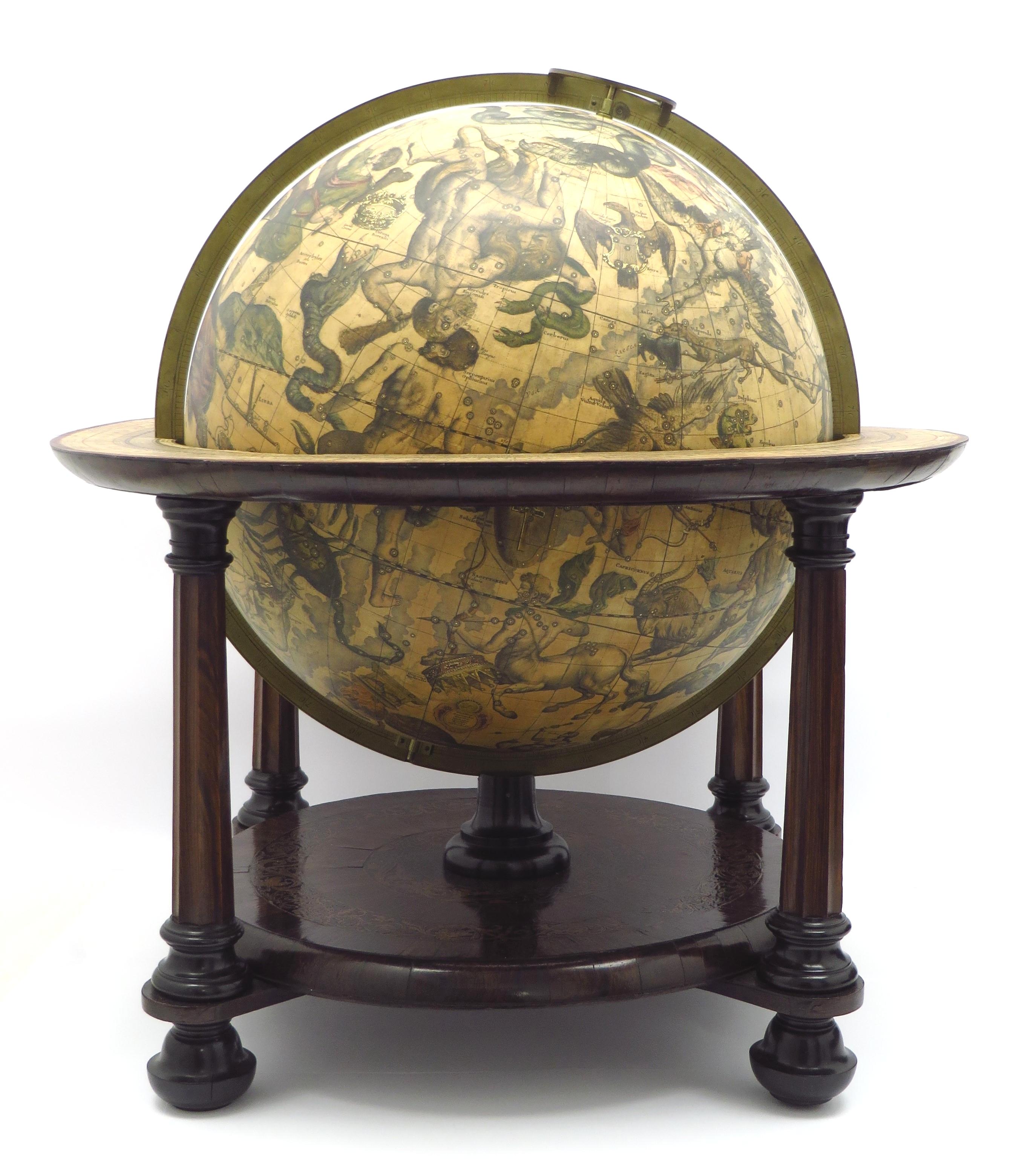 Magnifique et très rare globe de table céleste du début du XVIIIe siècle produit par Gerard et Leonard Valk. Établie à la fin du siècle précédent par Gerard Sons, assisté de son fils Leonard, l'entreprise est devenue le seul éditeur de globes aux