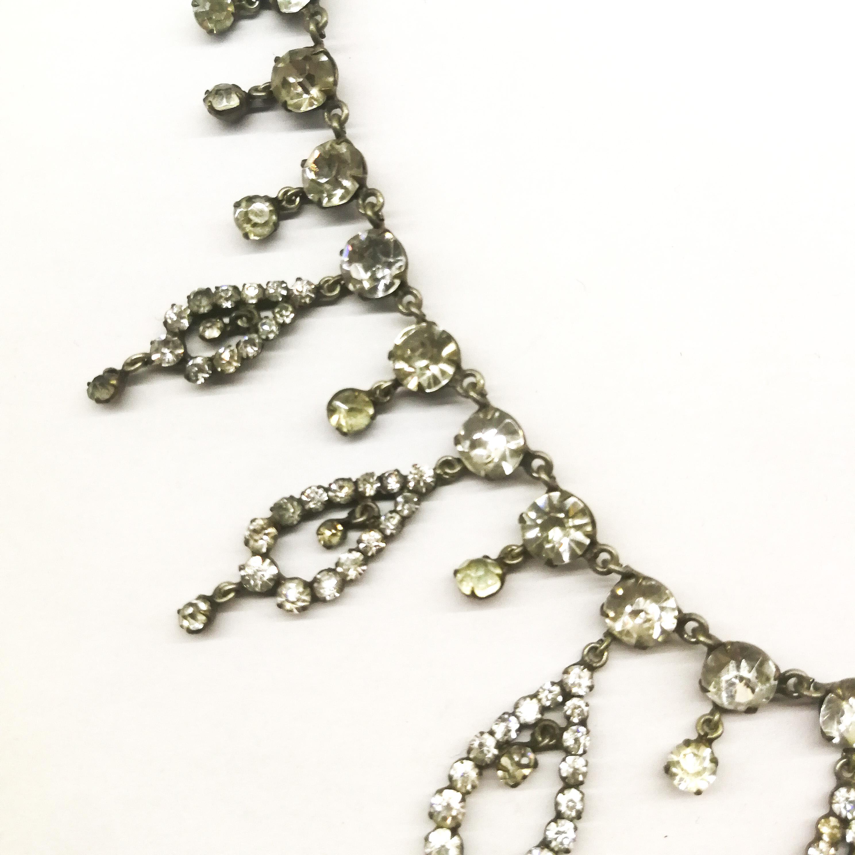 Women's A beautiful clear paste festoon necklace, with graduated drops, French, 1910/20.