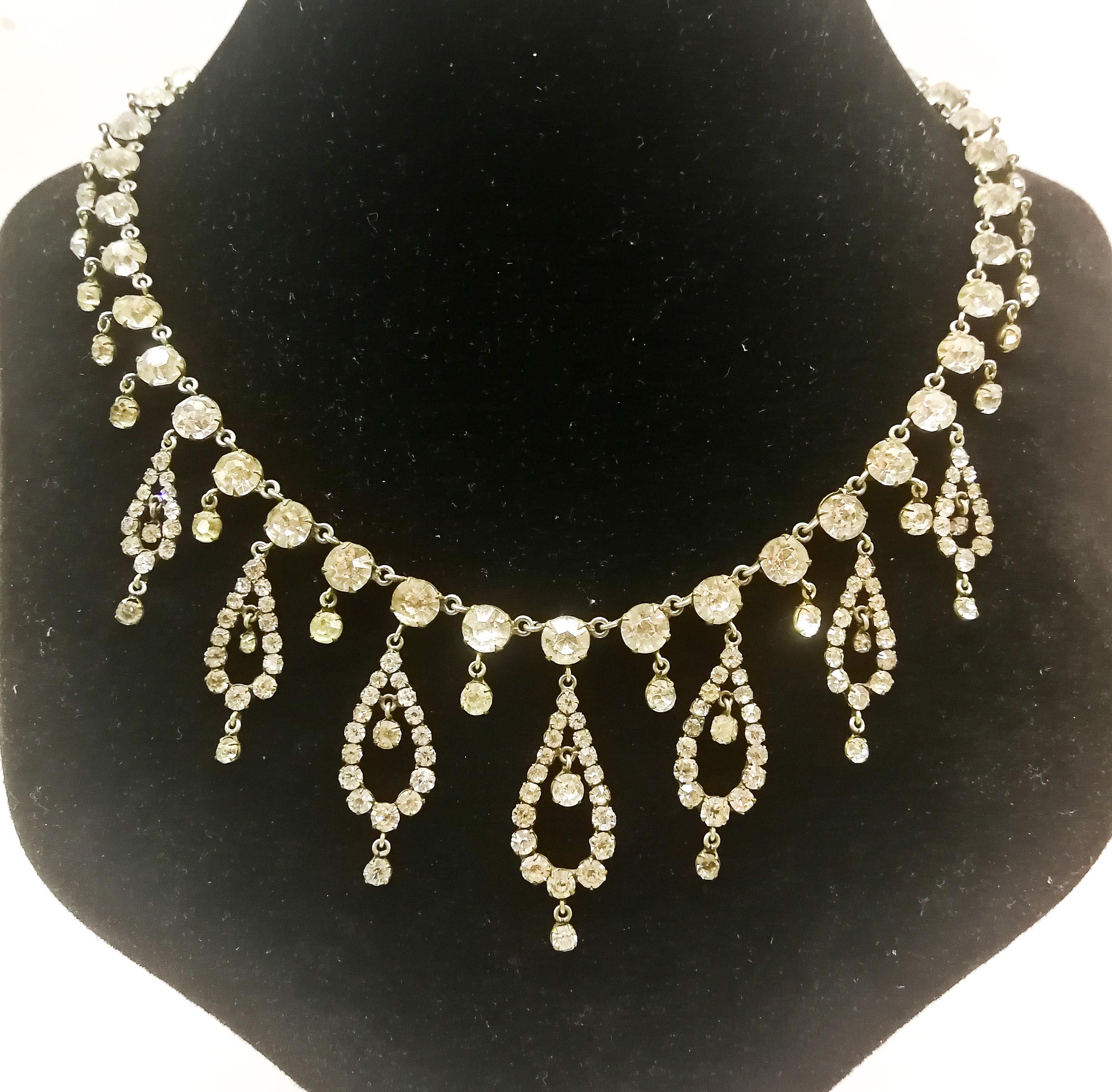 A beautiful clear paste festoon necklace, with graduated drops, French, 1910/20. 5