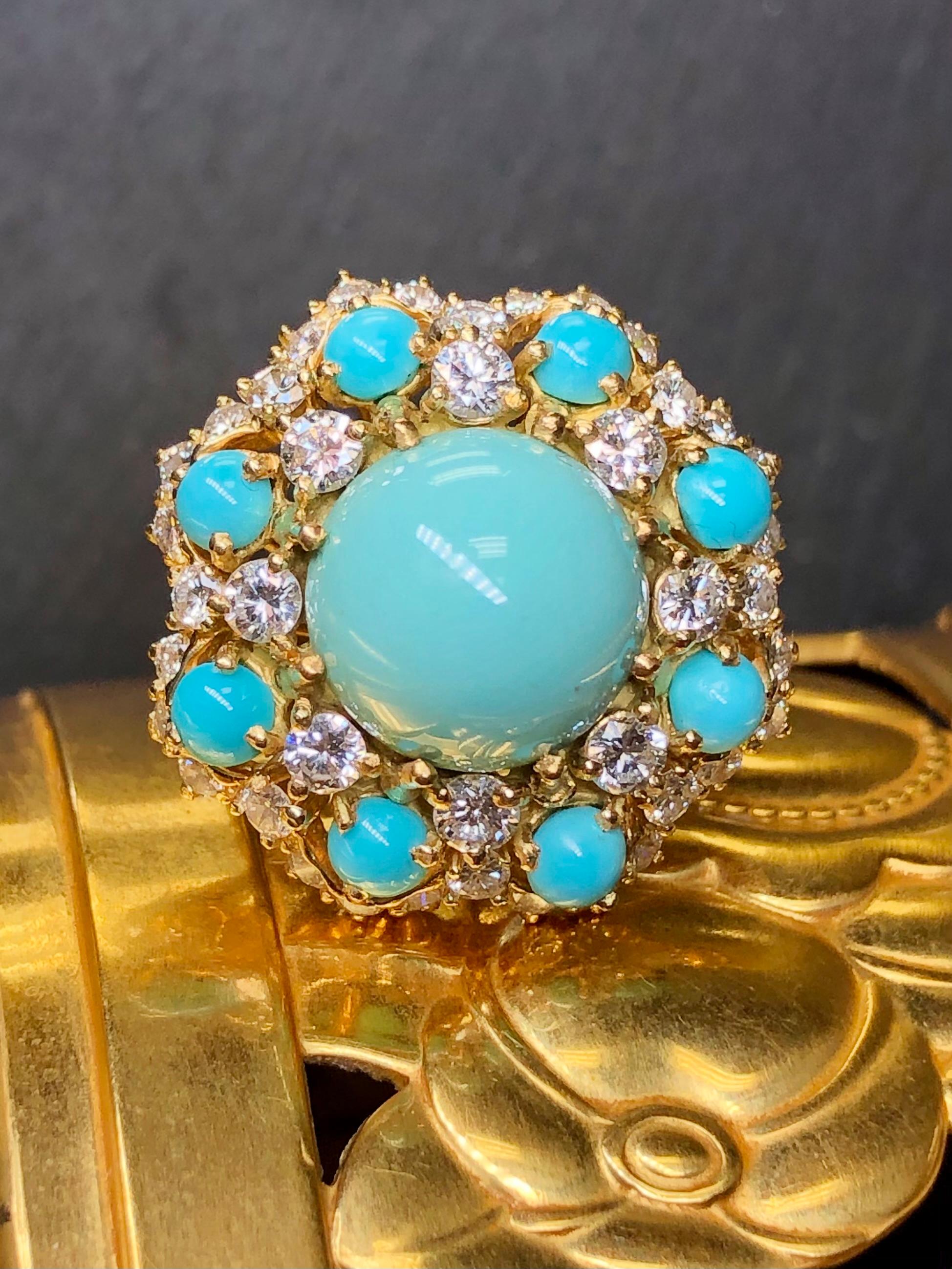 Un precioso anillo de cóctel elaborado en oro amarillo de 18 quilates compuesto por cabujones naturales en venta 5