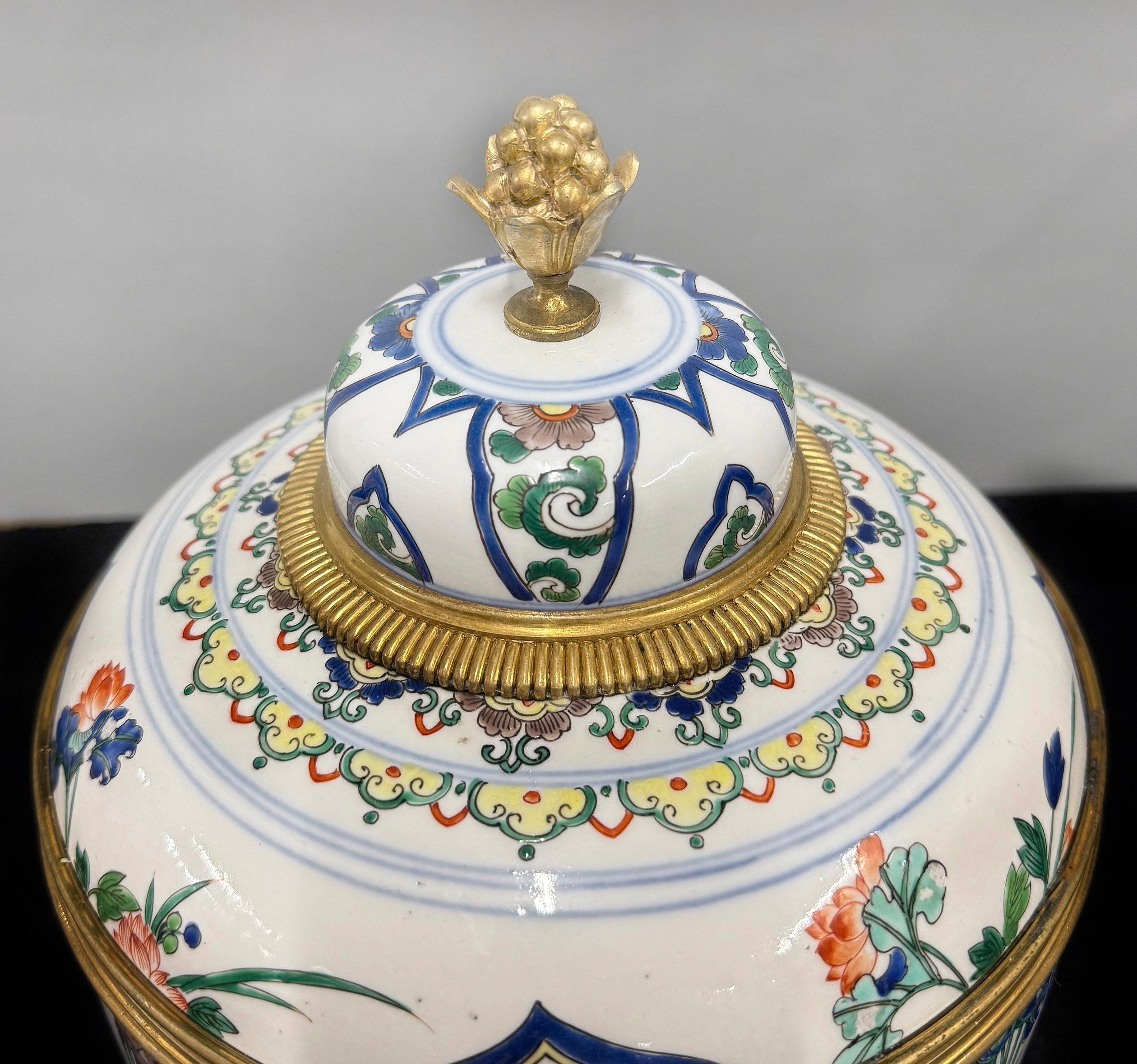 Belle Époque Un bellissimo vaso decorativo orientale con montatura in bronzo dorato dei primi del Novecento in vendita