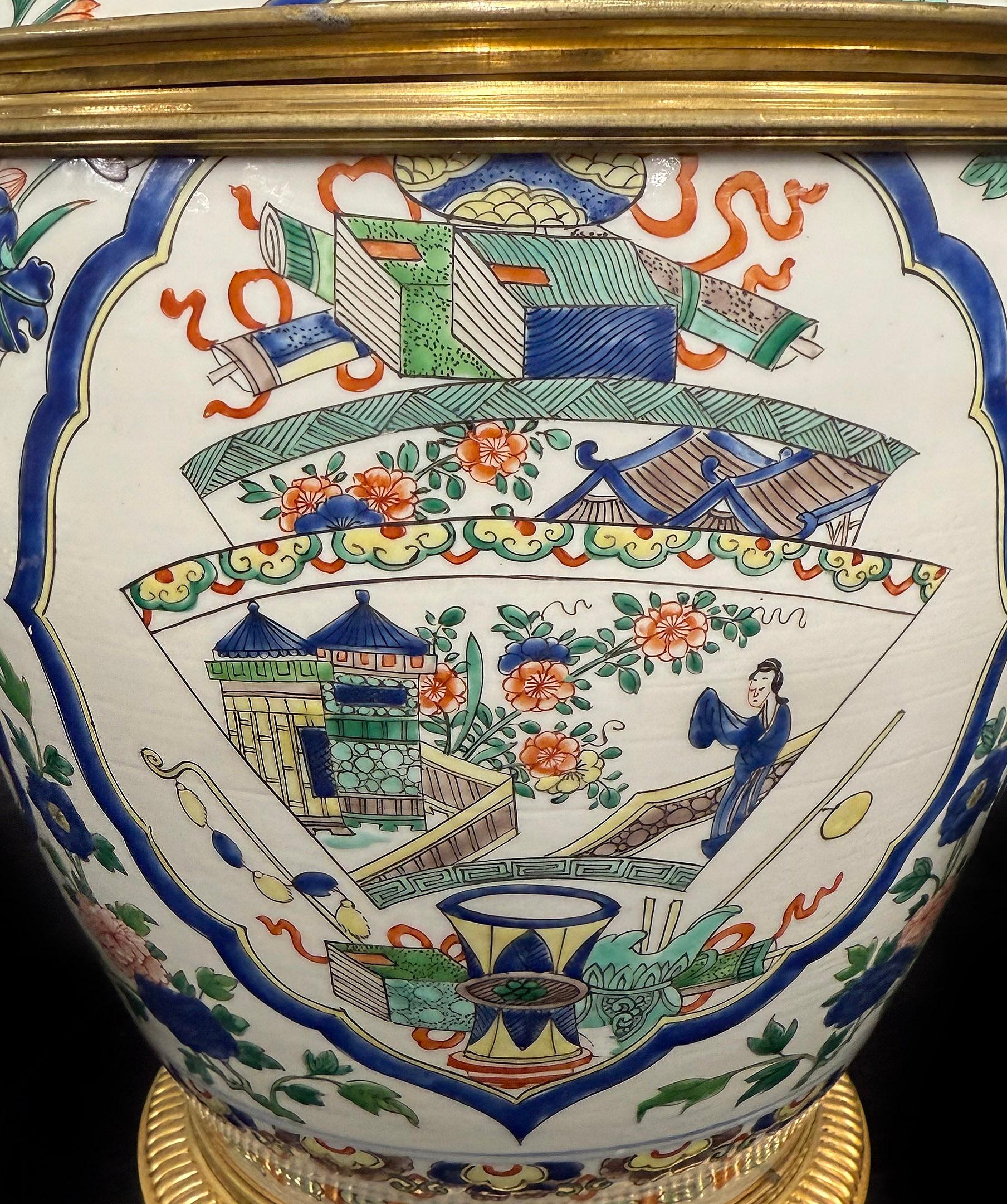 Francese Un bellissimo vaso decorativo orientale con montatura in bronzo dorato dei primi del Novecento in vendita