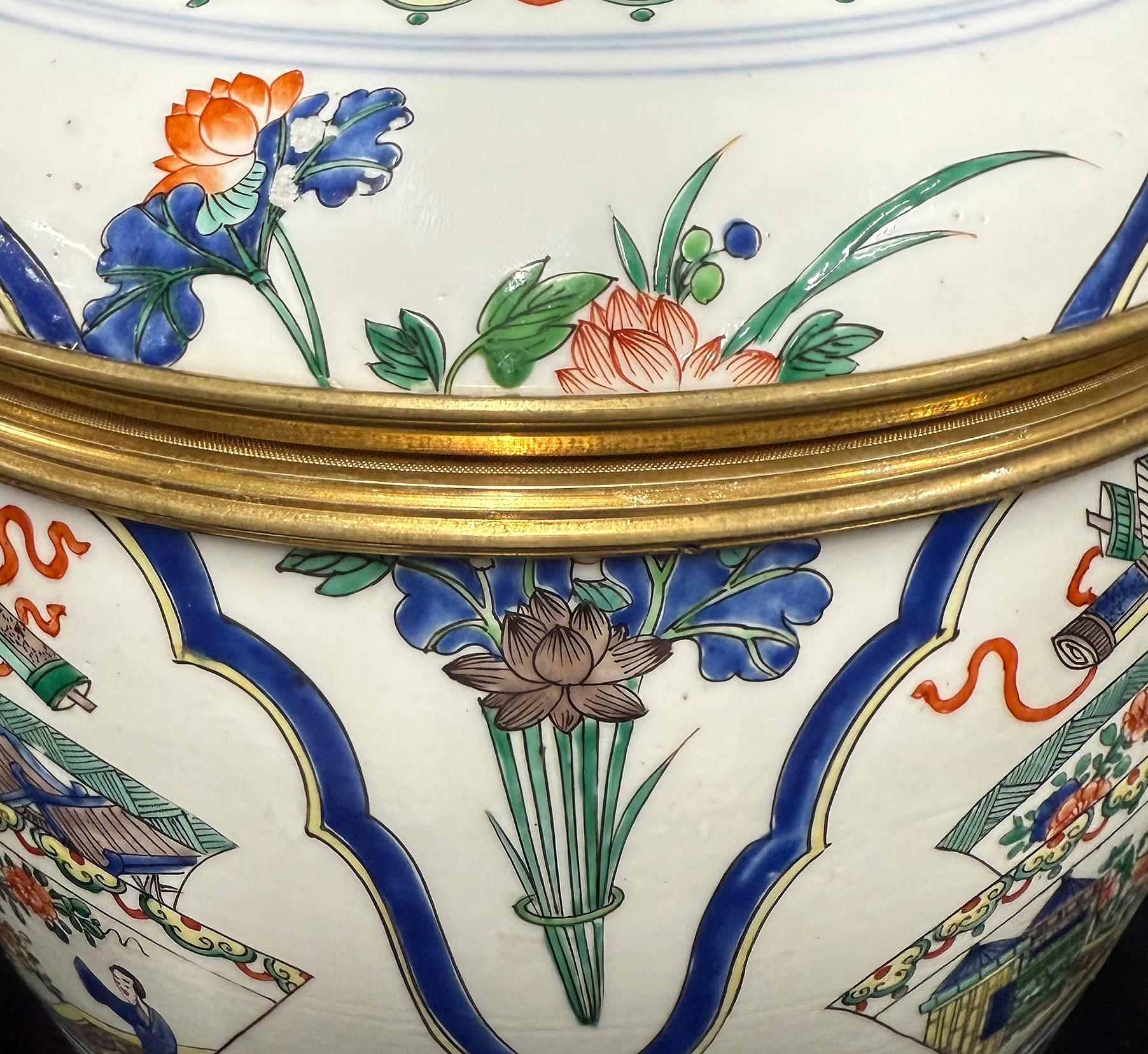 Dorato Un bellissimo vaso decorativo orientale con montatura in bronzo dorato dei primi del Novecento in vendita