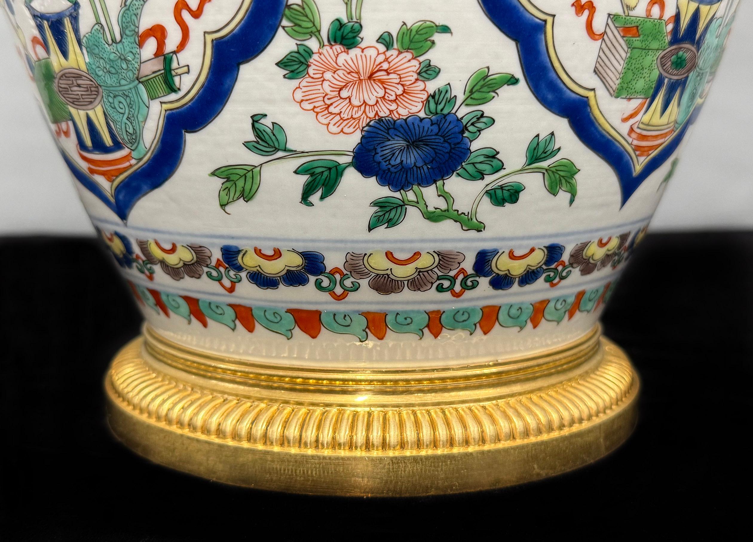 Un bellissimo vaso decorativo orientale con montatura in bronzo dorato dei primi del Novecento In condizioni buone in vendita a Long Island City, NY