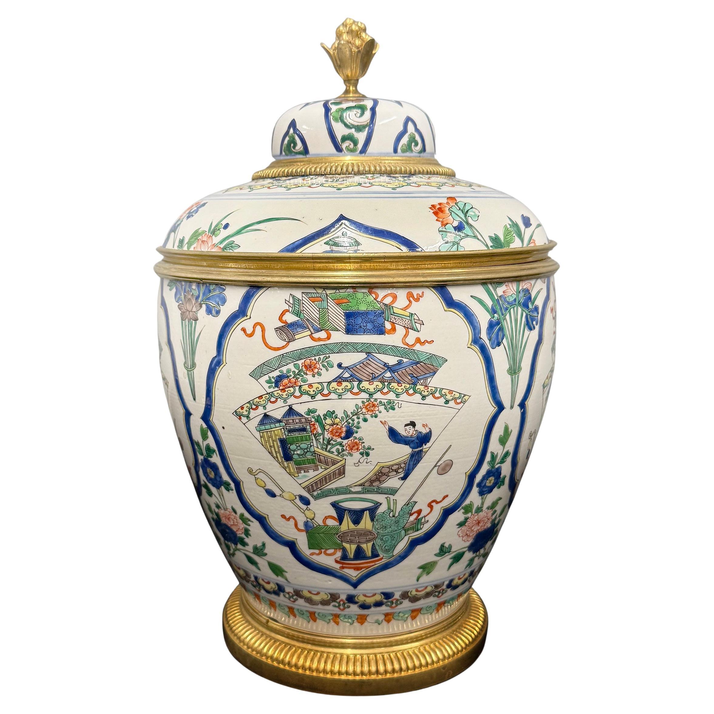 Un bellissimo vaso decorativo orientale con montatura in bronzo dorato dei primi del Novecento in vendita
