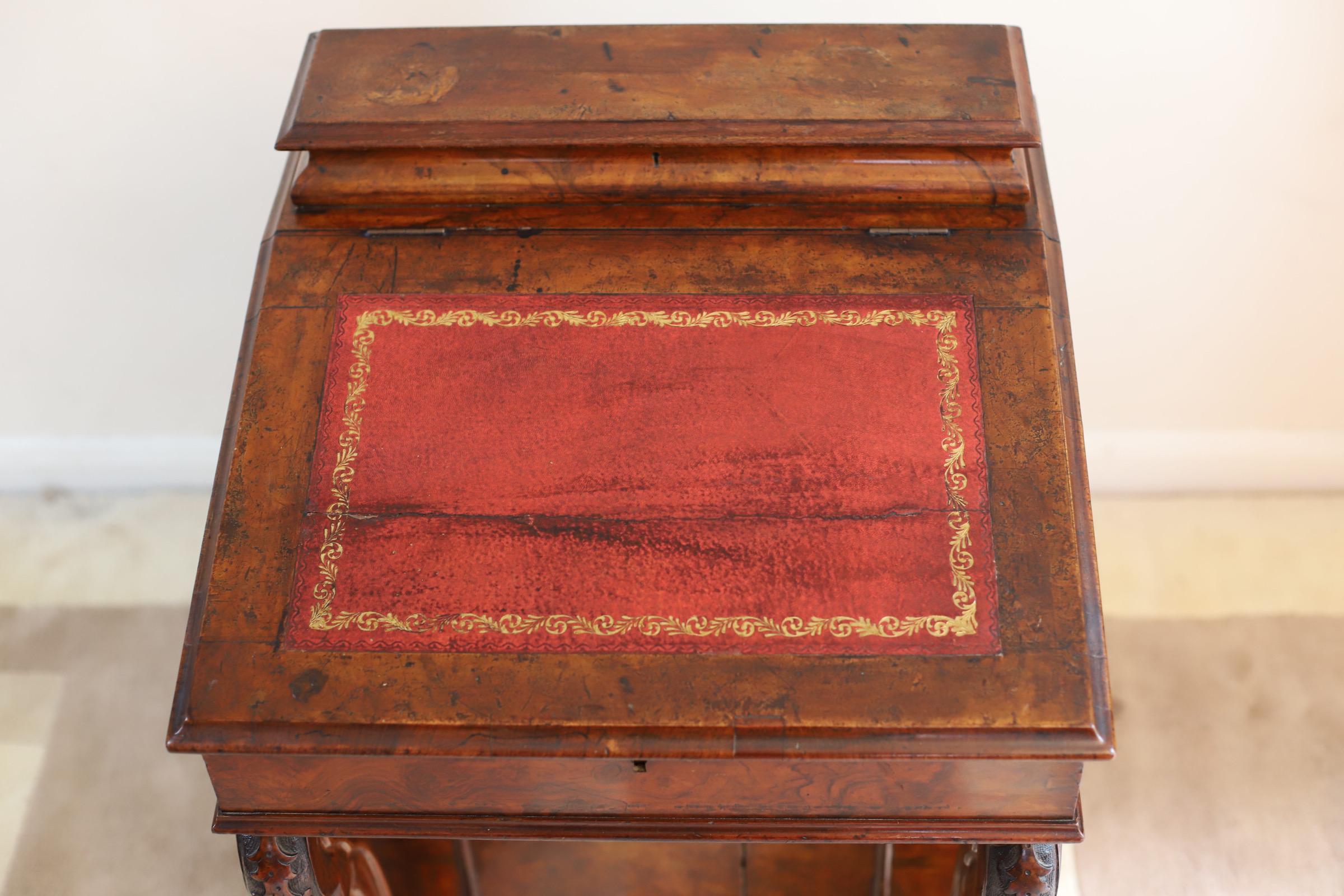Beautiful Early-Victorian Walnut Davenport In Fair Condition For Sale In Crawley, GB