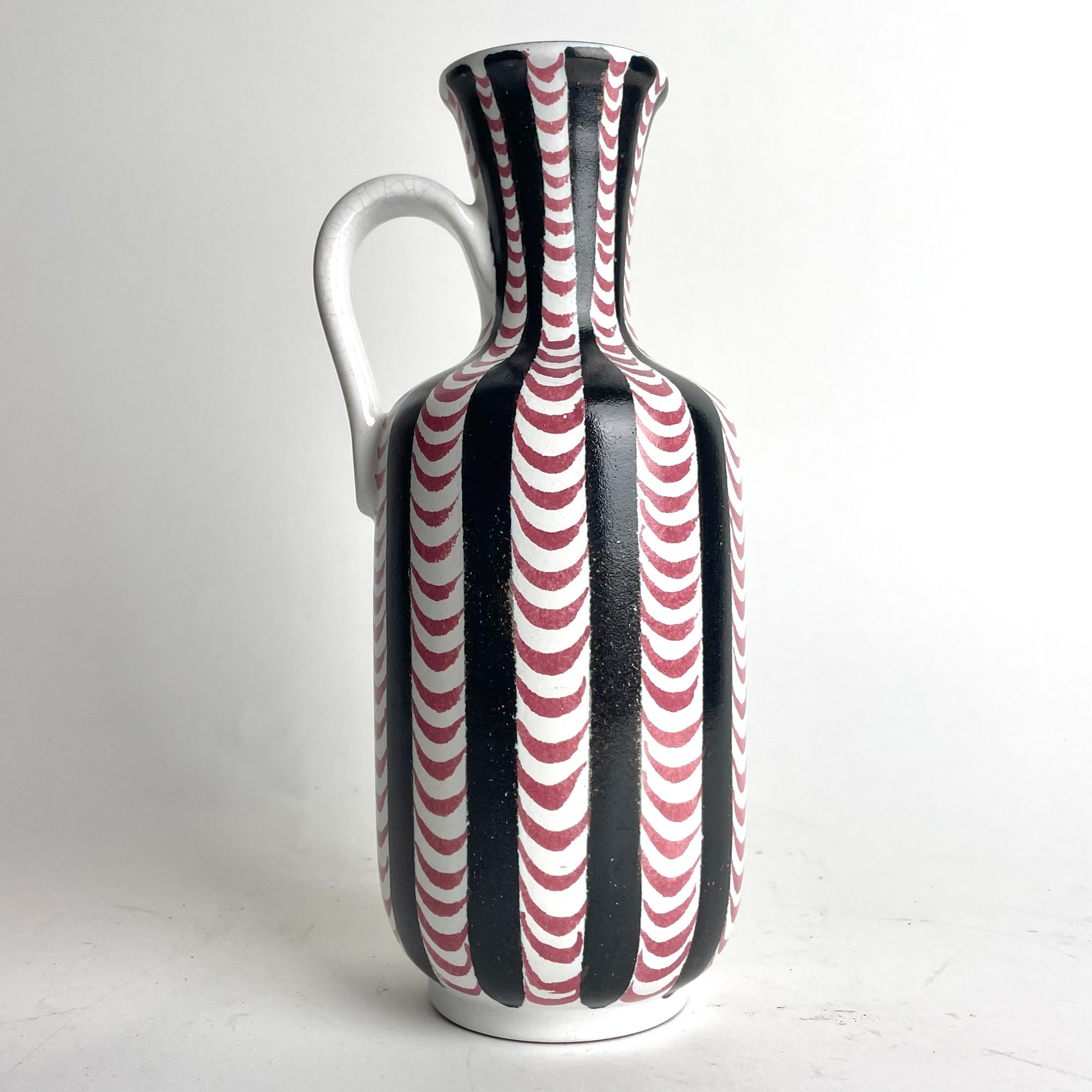 Un bellissimo vaso in maiolica disegnato da Stig Lindberg (1916-1982), Studio Gustavsberg, Svezia, degli anni '50. Design molto d'epoca e firmato con l'etichetta  