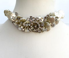 Un bellissimo girocollo con perle finte e strass, att. Louis Rousselet, francese, anni '50.