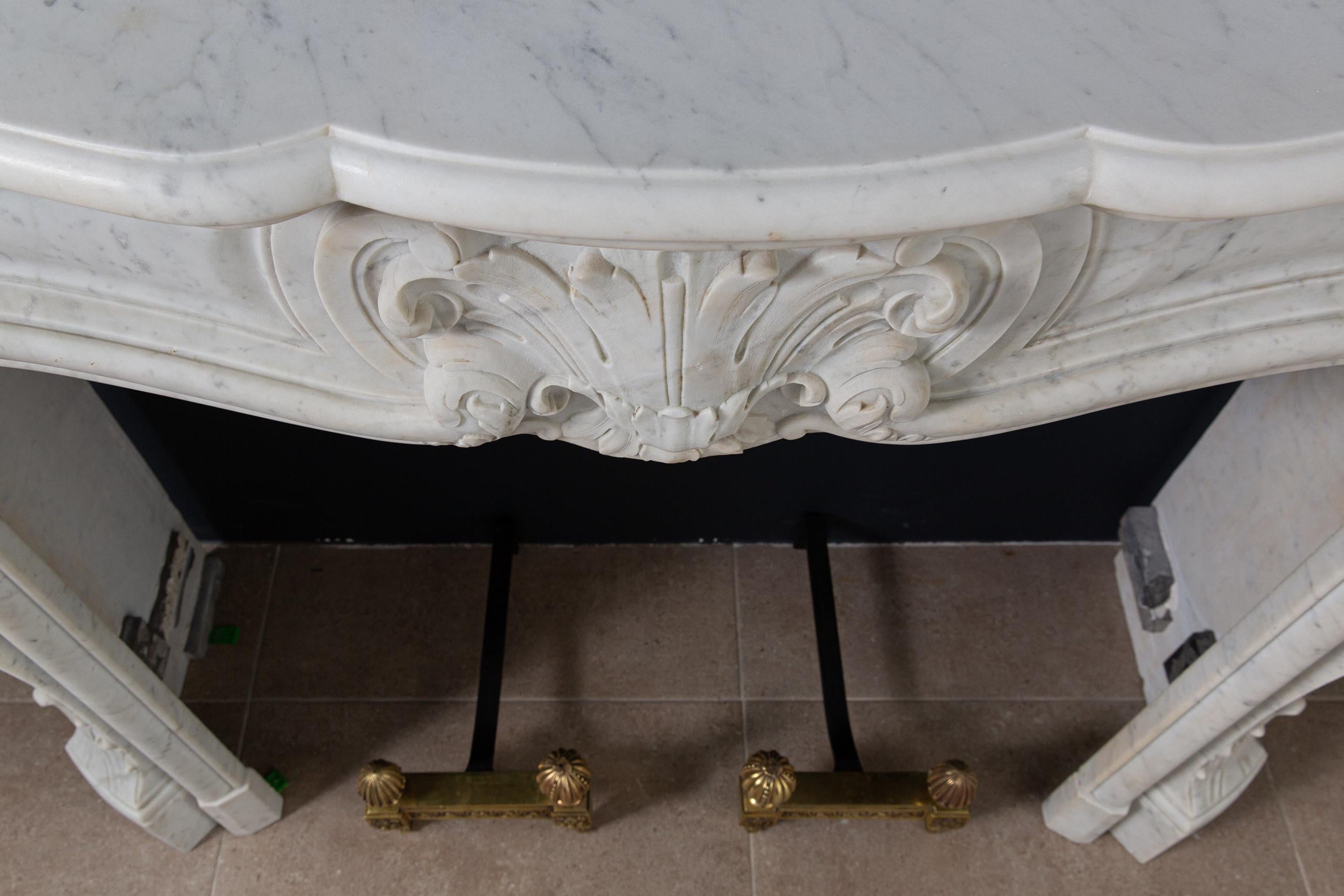 Beautiful French Antique Fireplace in Louis XV Style, Made of Carrara Marble In Good Condition In Oostvoorne, NL